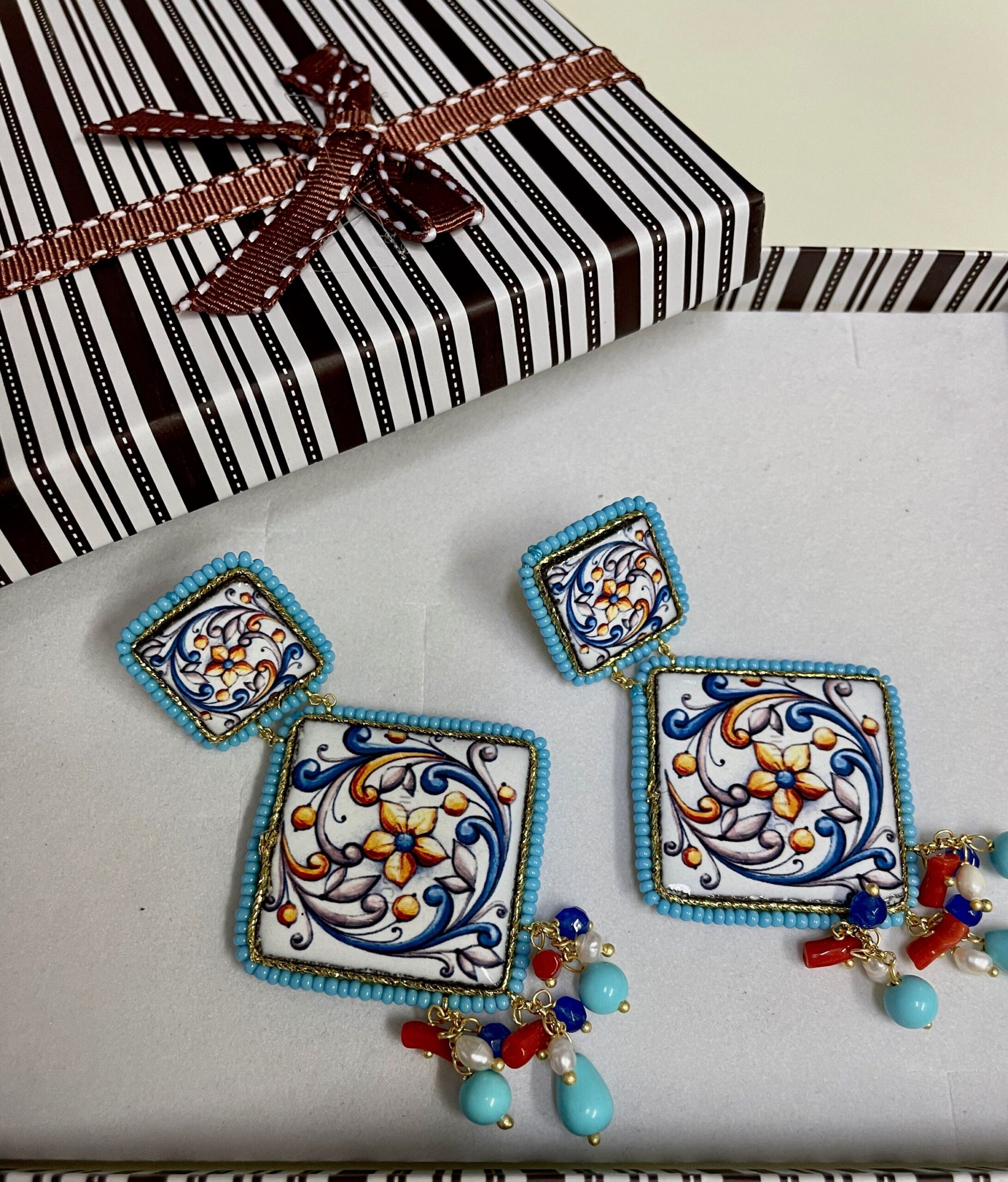 Orecchini siciliani con mattonelle di ceramica di Caltagirone e varie perle colorate Orecchini con Mattonelle Caltagirone
