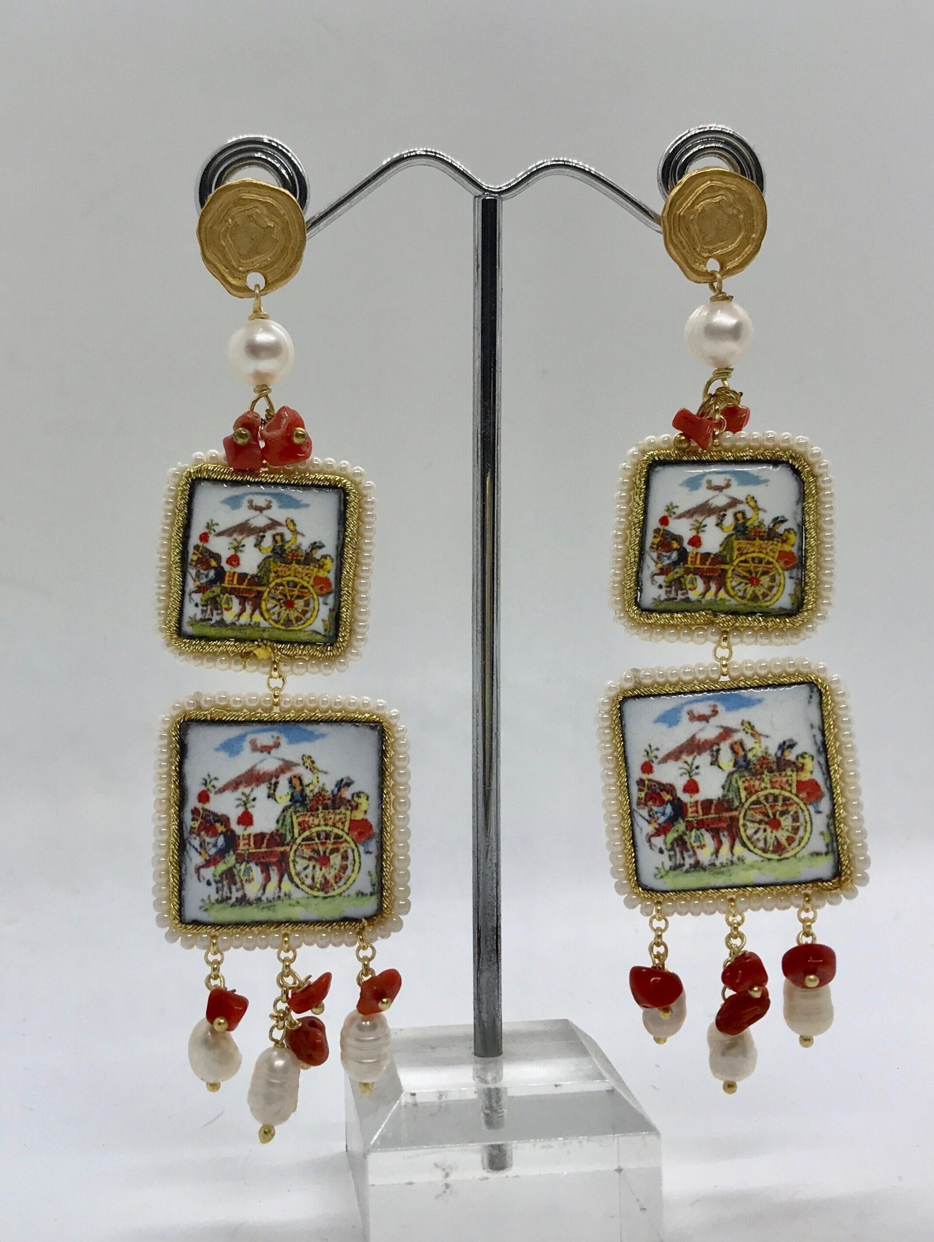 Orecchini siciliani con mattonelle di ceramica di Caltagirone e perle miste Folklore siciliano