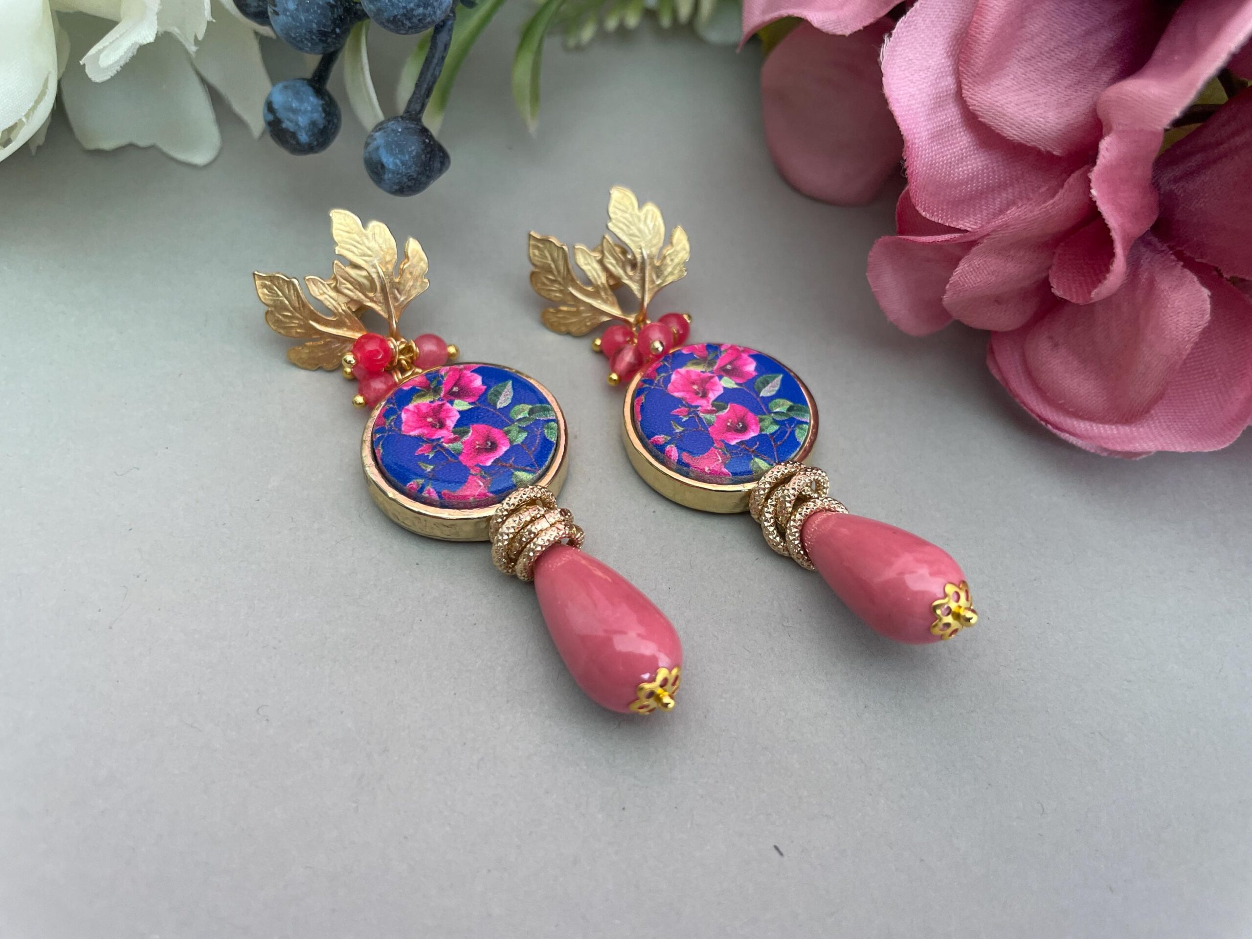 Orecchini con mattonelle Caltagirone, orecchini siciliani con Bouganvillea, orecchini pendenti con perla rosa a goccia. Fiori di Sicilia