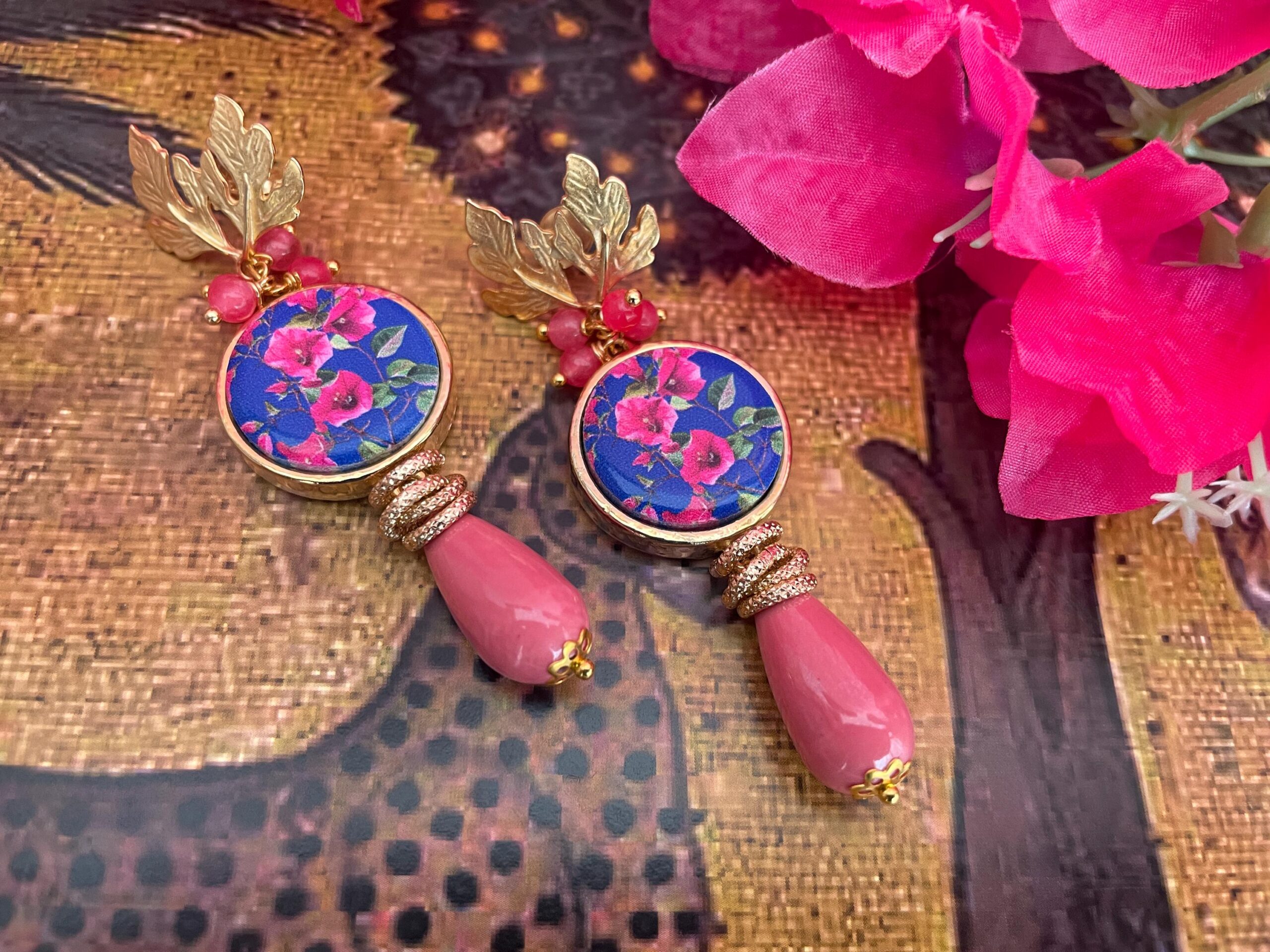 Orecchini con mattonelle Caltagirone, orecchini siciliani con Bouganvillea, orecchini pendenti con perla rosa a goccia. Fiori di Sicilia