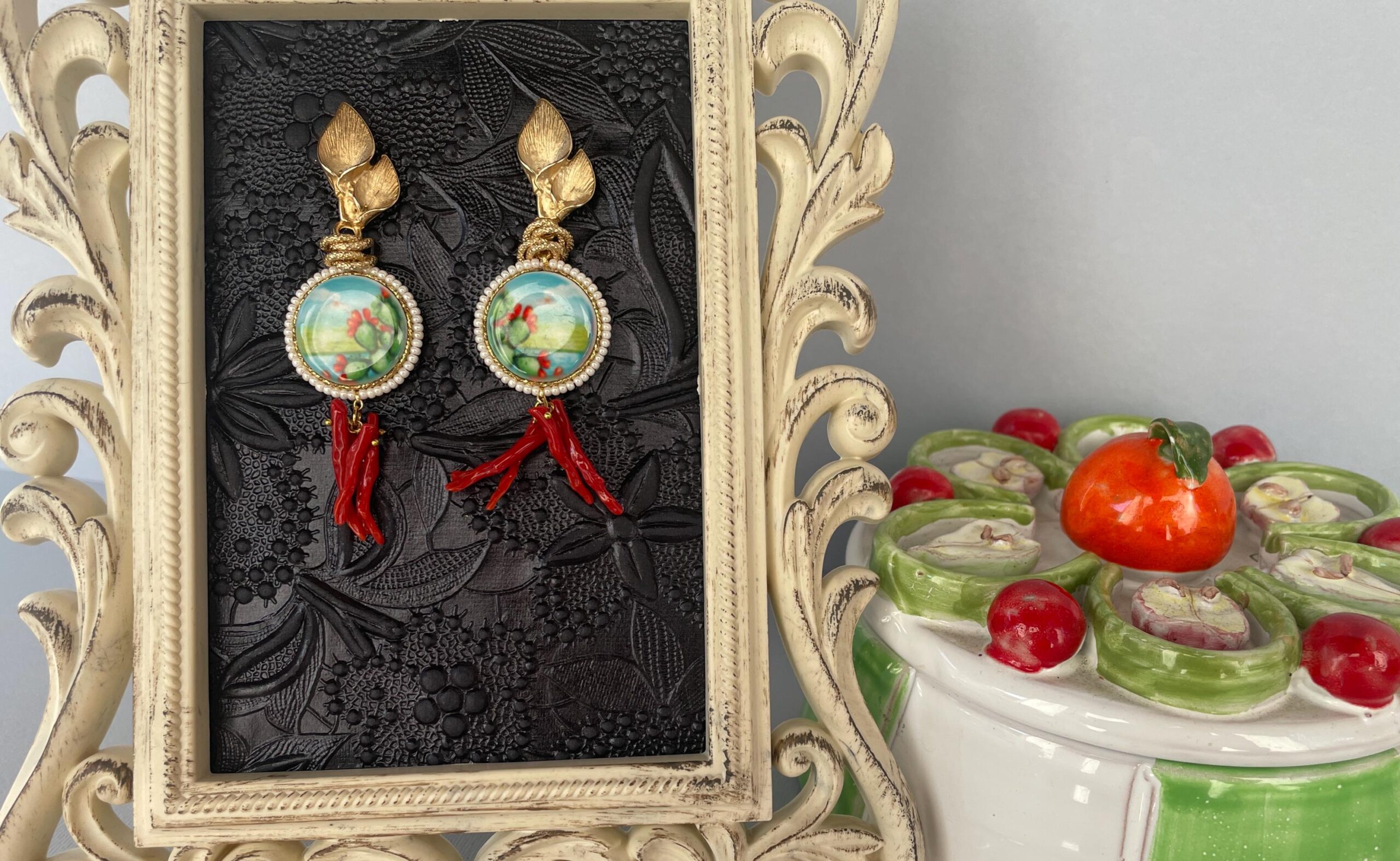 Orecchini siciliani, orecchini mattonella ceramica di Caltagirone con Fico d’India, pendenti rami di corallo, orecchini maxi. Fichi d'India e cactus
