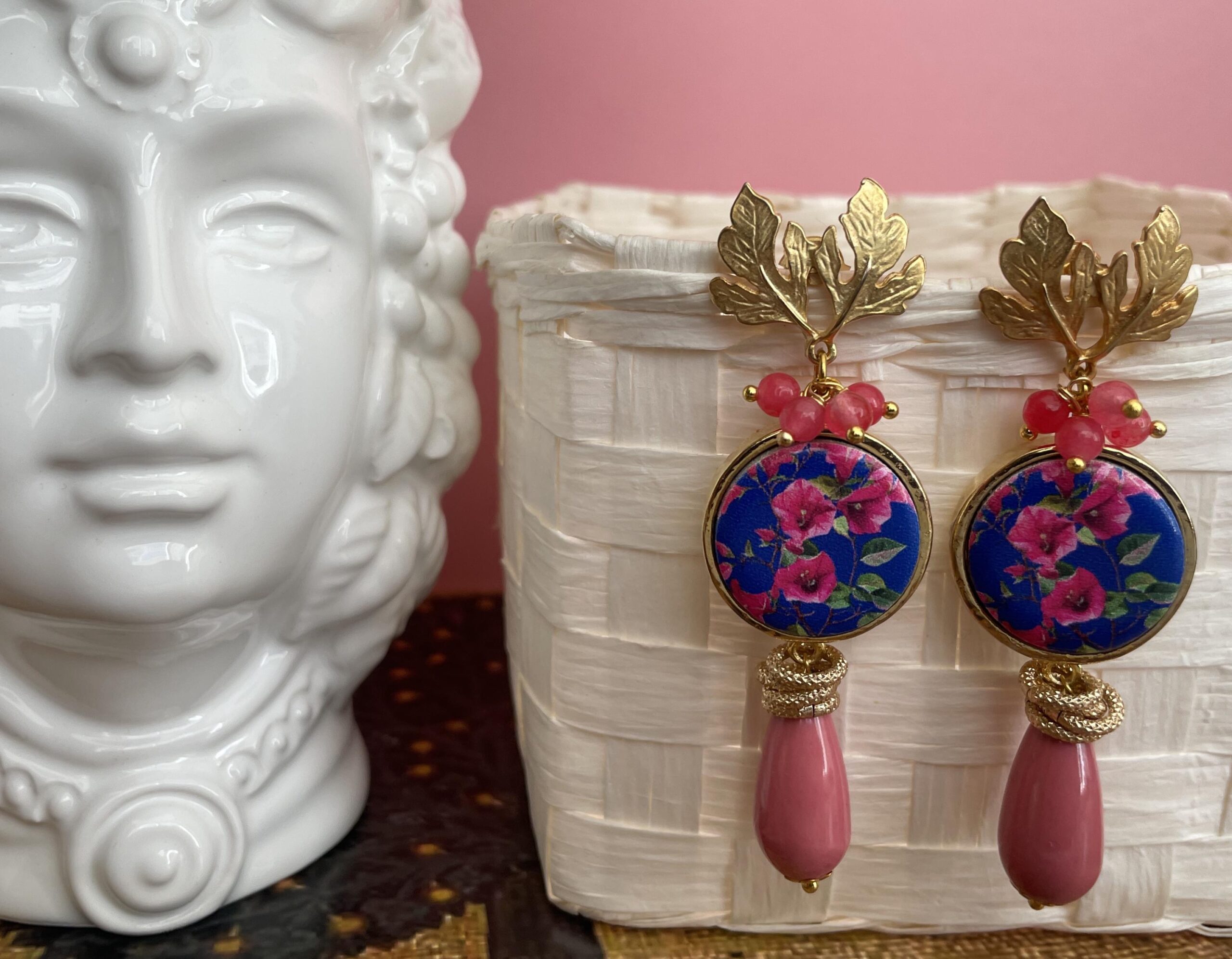 Orecchini con mattonelle Caltagirone, orecchini siciliani con Bouganvillea, orecchini pendenti con perla rosa a goccia. Fiori di Sicilia