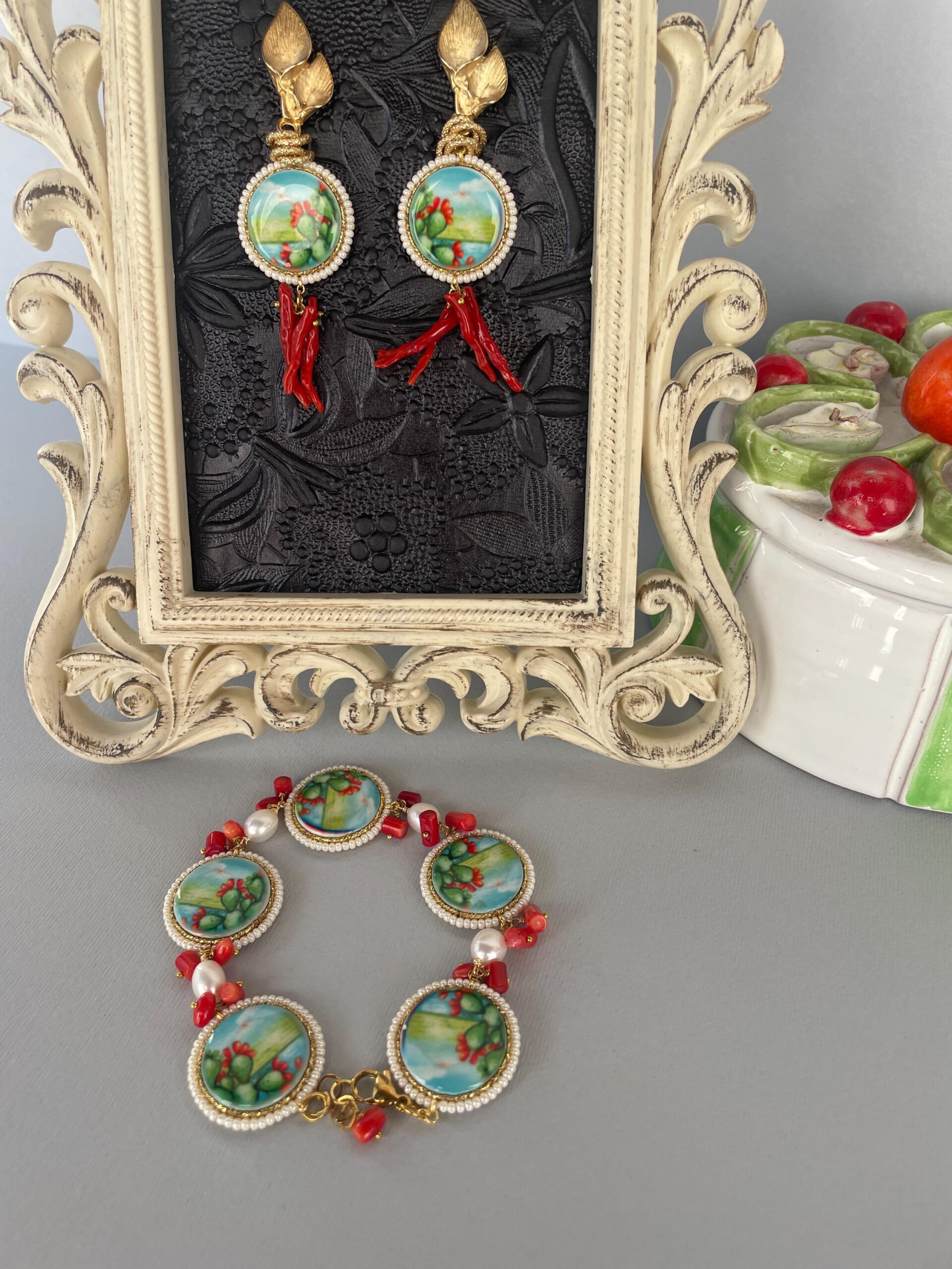 Orecchini siciliani, orecchini mattonella ceramica di Caltagirone con Fico d’India, pendenti rami di corallo, orecchini maxi. Fichi d'India e cactus