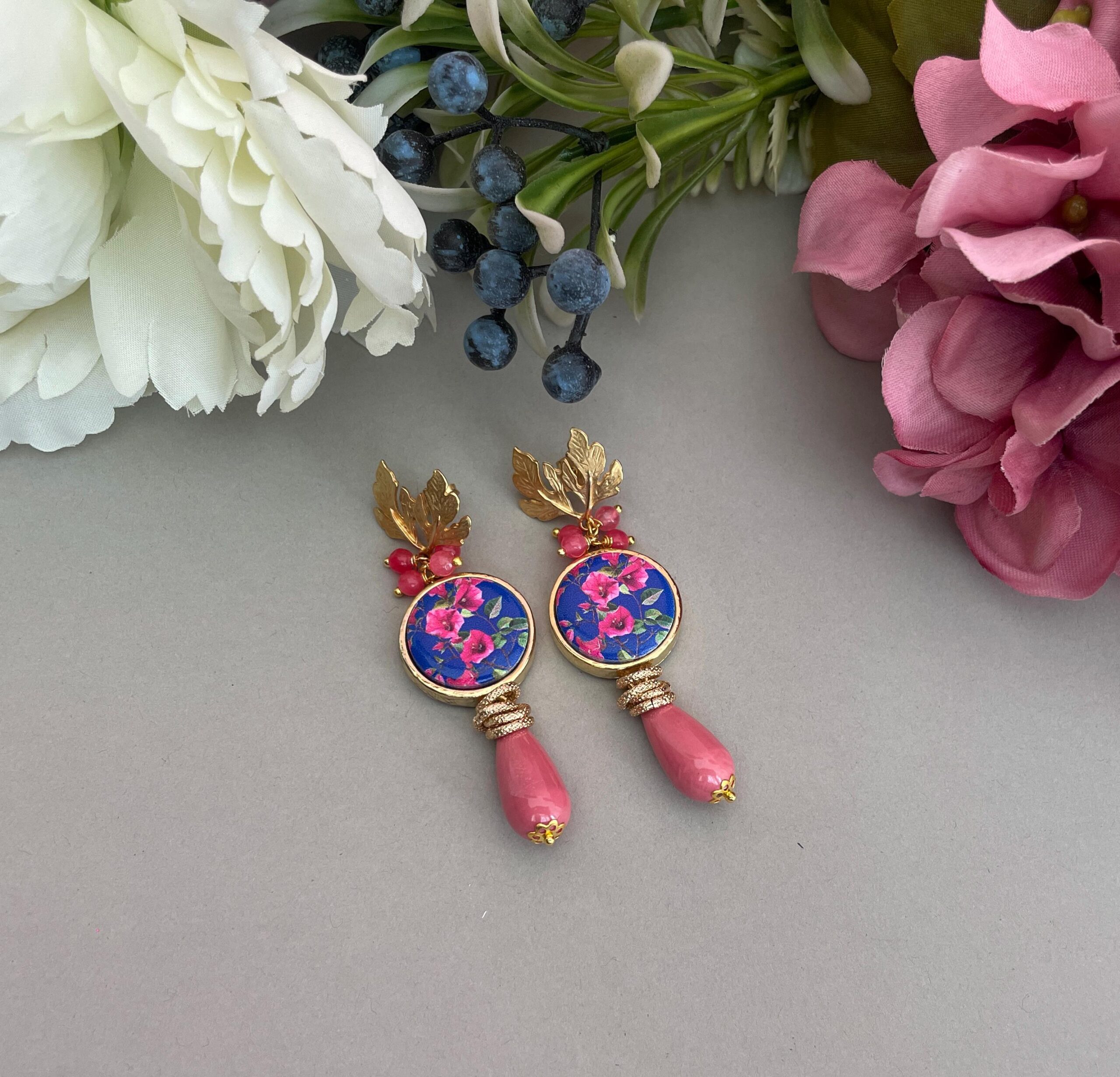 Orecchini con mattonelle Caltagirone, orecchini siciliani con Bouganvillea, orecchini pendenti con perla rosa a goccia. Fiori di Sicilia