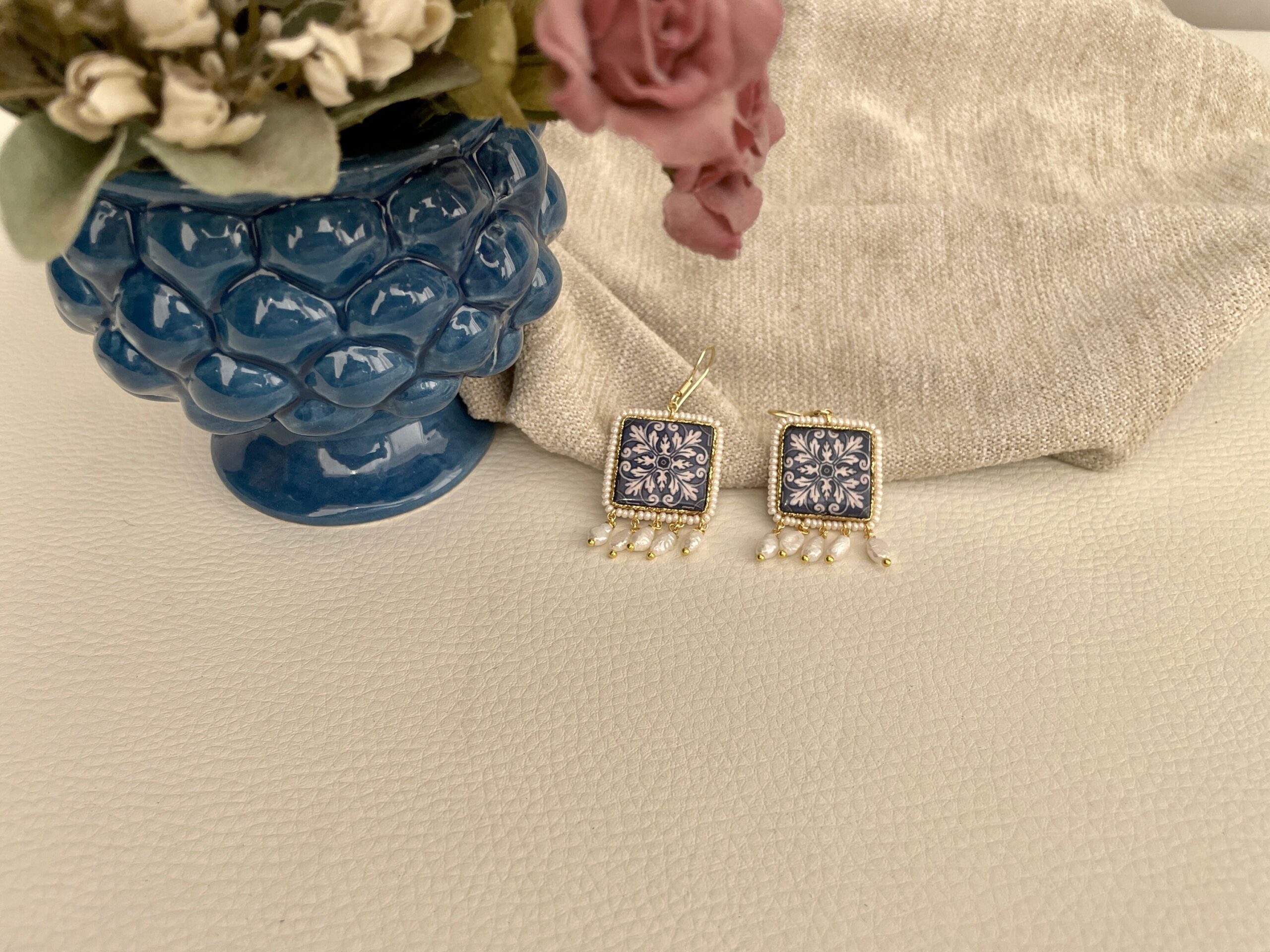 Orecchini siciliani con mattonella Caltagirone, fantasia geometrico-floreale, perle di fiume, orecchini pendenti, made in sicily. Orecchini con Mattonelle Caltagirone