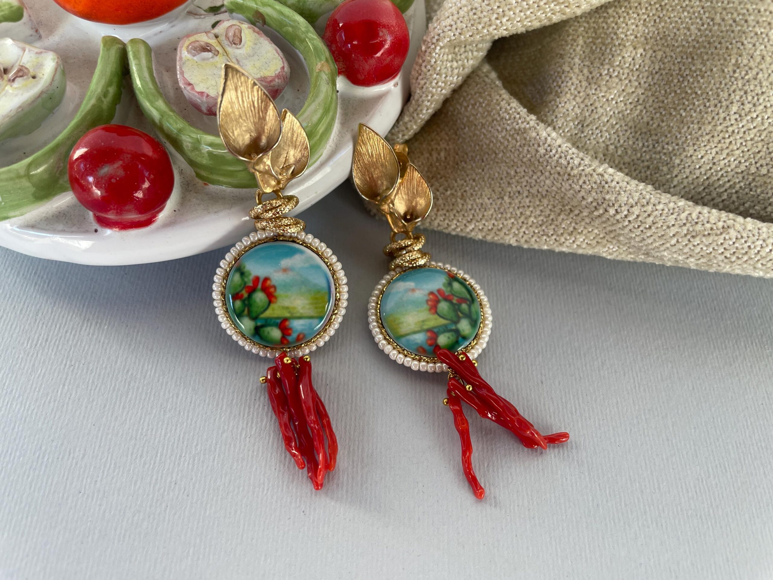 Orecchini siciliani, orecchini mattonella ceramica di Caltagirone con Fico d’India, pendenti rami di corallo, orecchini maxi. Fichi d'India e cactus