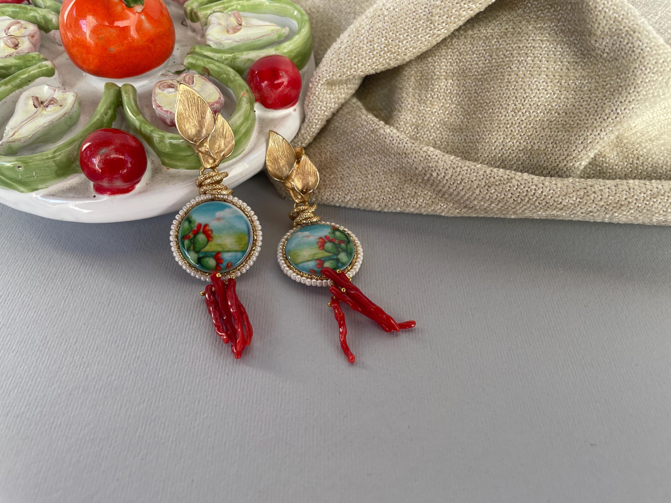 Orecchini siciliani, orecchini mattonella ceramica di Caltagirone con Fico d’India, pendenti rami di corallo, orecchini maxi. Fichi d'India e cactus