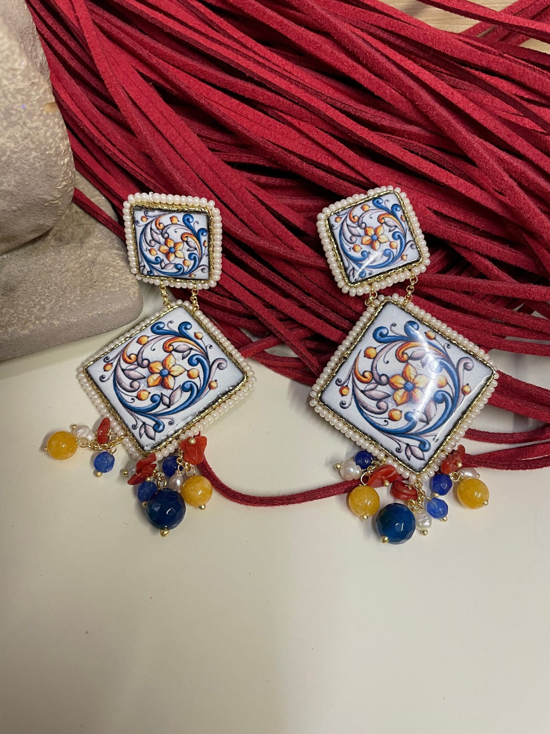 Orecchini siciliani con mattonelle di ceramica di Caltagirone e grappoli di pietre dure  regalo per lei. Orecchini con Mattonelle Caltagirone