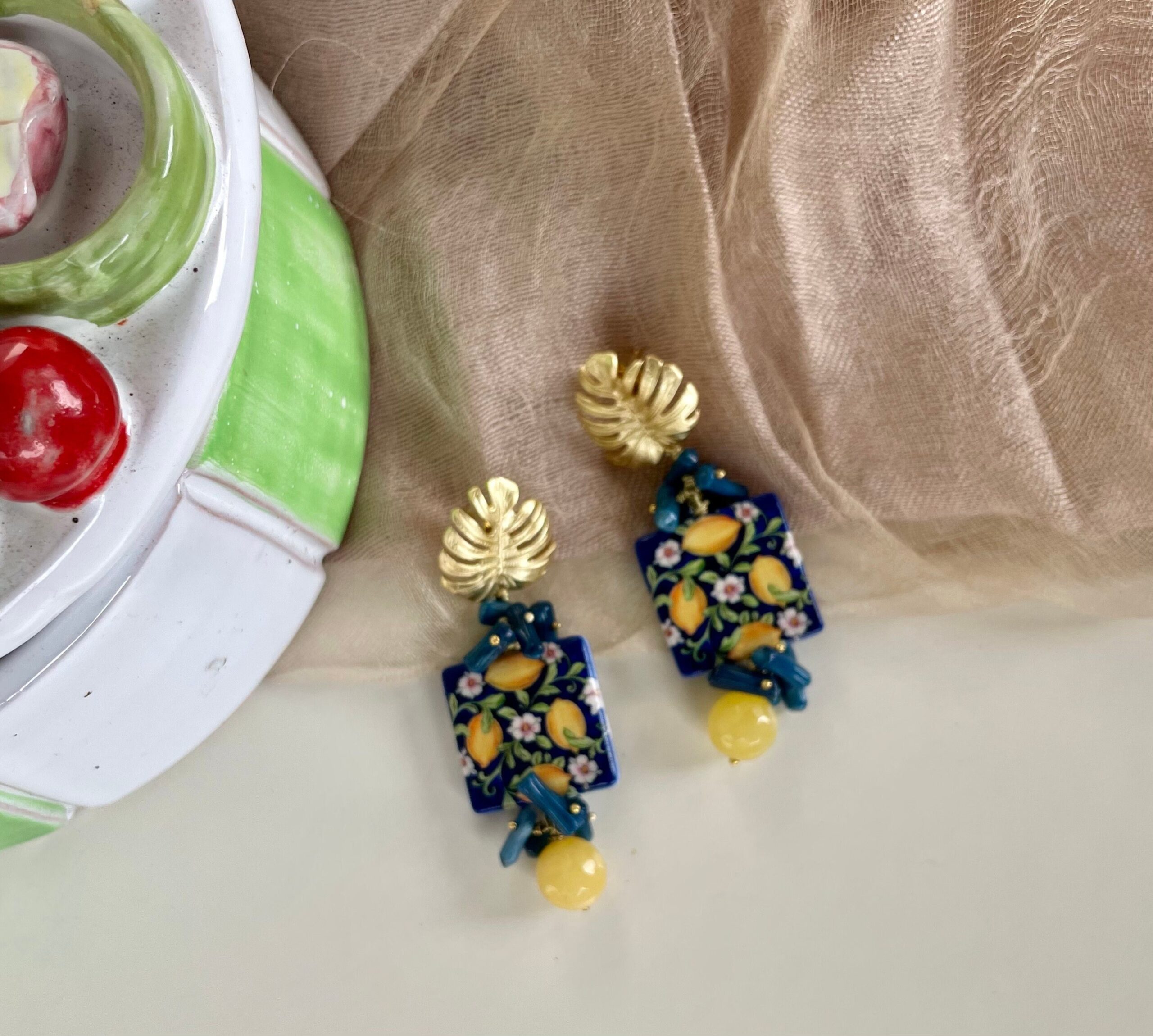 Orecchini con mattonella ceramica di Caltagirone, limoni, chips blu e perla gialla Limoni e Agrumi