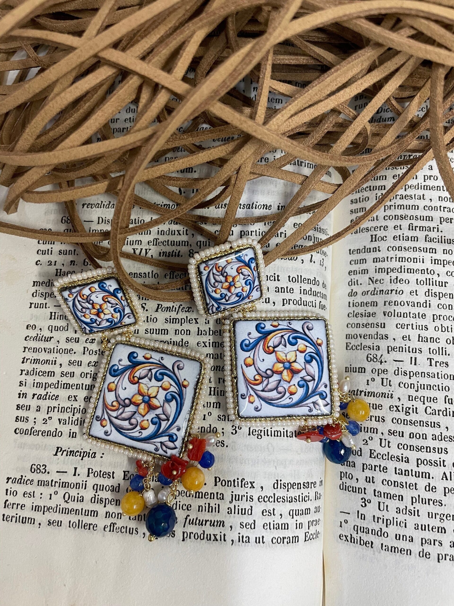 Orecchini siciliani con mattonelle di ceramica di Caltagirone e grappoli di pietre dure  regalo per lei. Orecchini con Mattonelle Caltagirone
