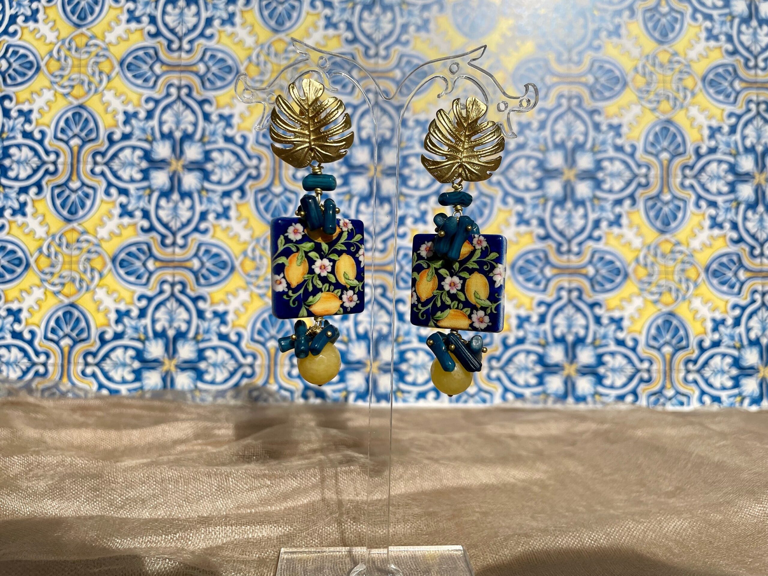 Orecchini con mattonella ceramica di Caltagirone, limoni, chips blu e perla gialla Limoni e Agrumi