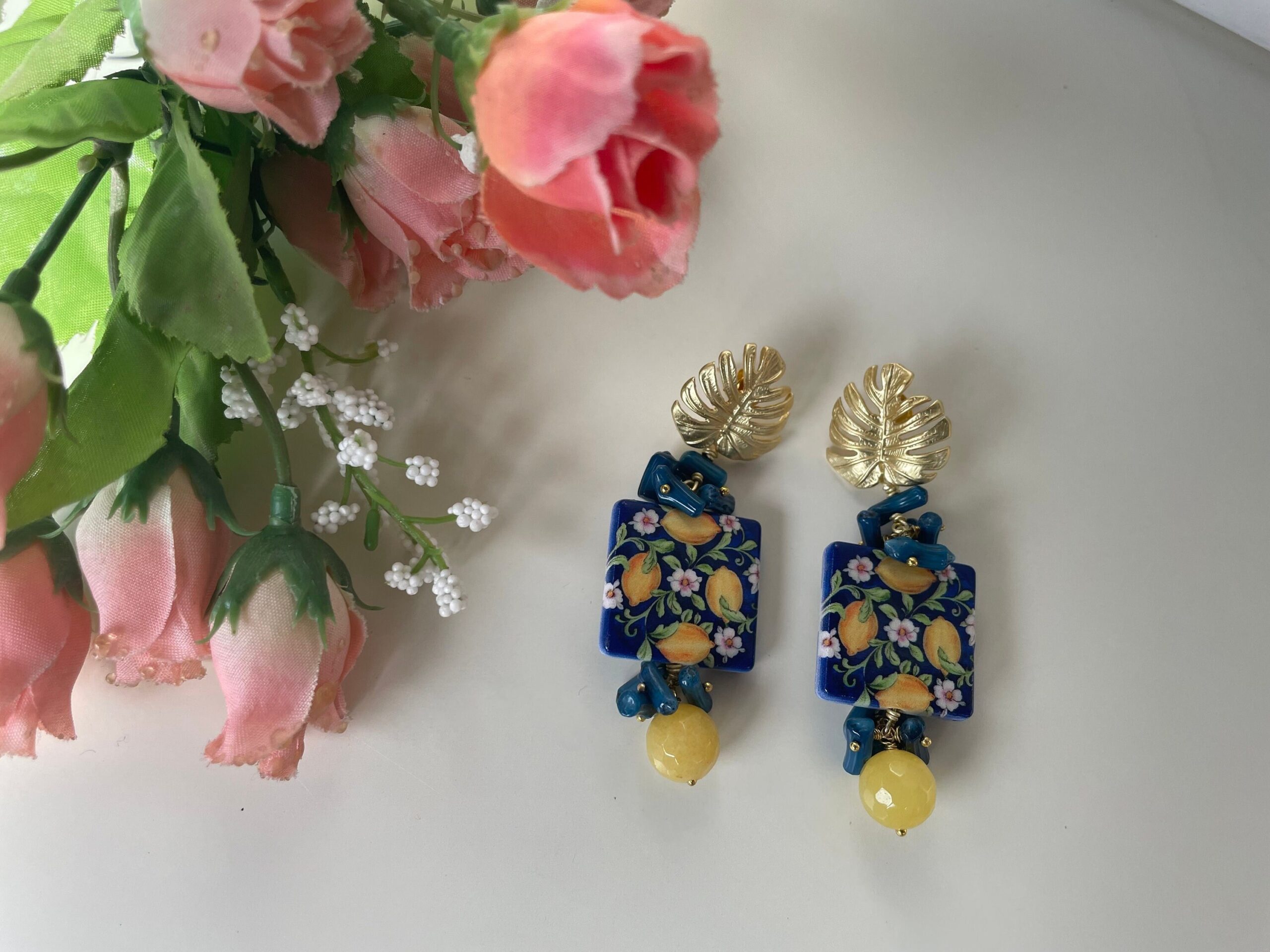 Orecchini con mattonella ceramica di Caltagirone, limoni, chips blu e perla gialla Limoni e Agrumi