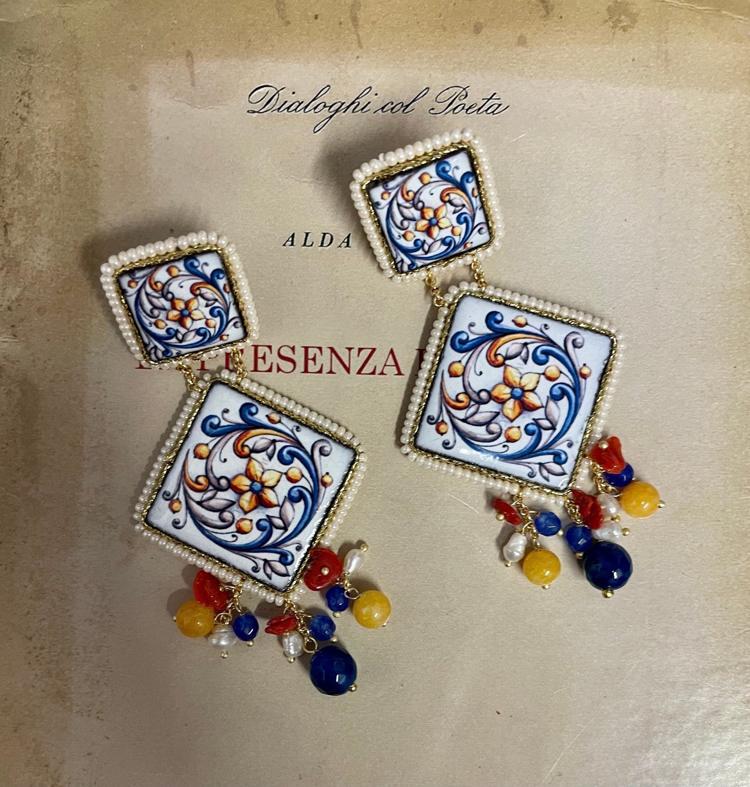 Orecchini siciliani con mattonelle di ceramica di Caltagirone e grappoli di pietre dure  regalo per lei. Orecchini con Mattonelle Caltagirone