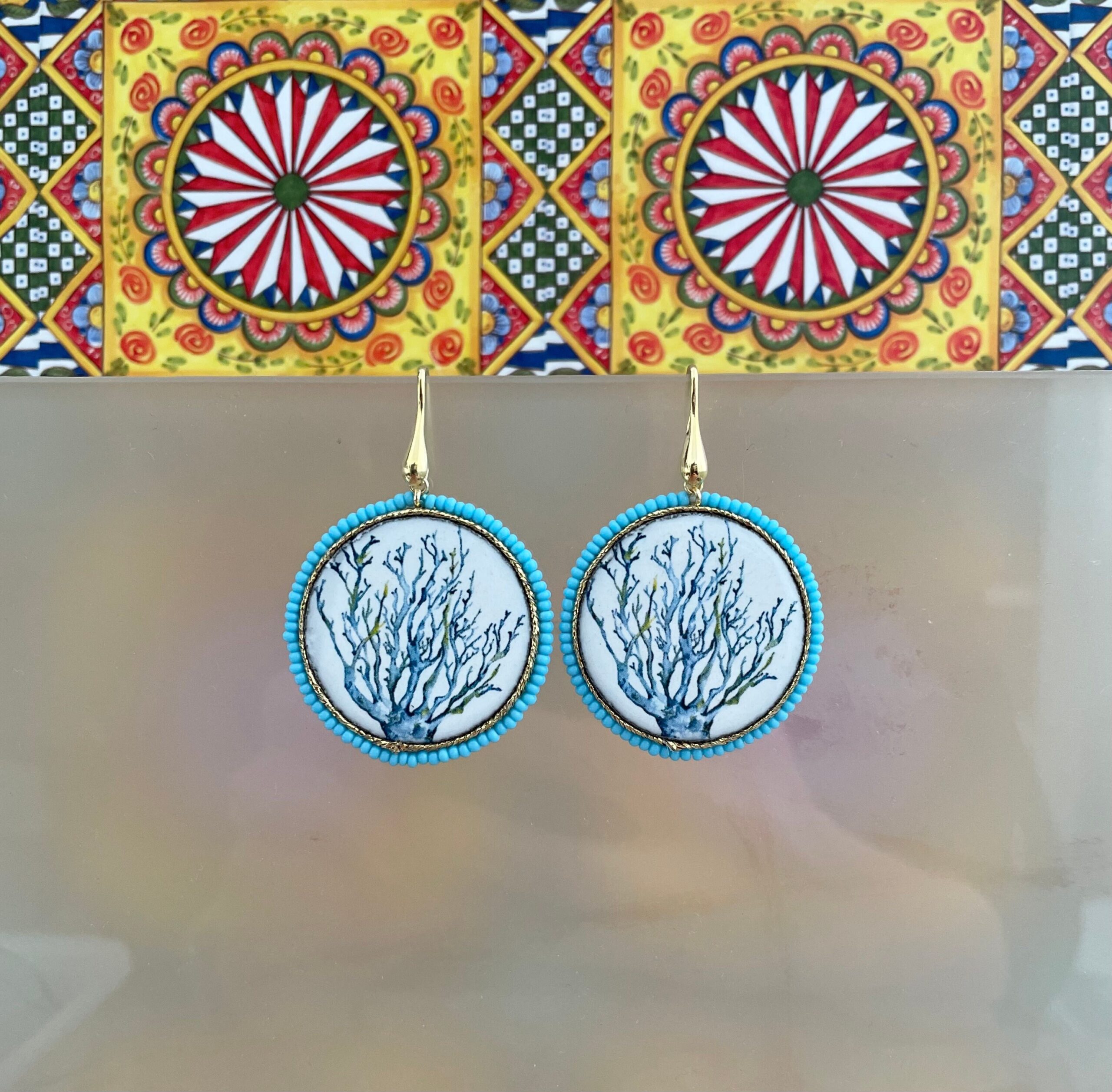 Orecchini argento 925 e grande mattonella tonda di ceramica di Caltagirone  cornice di pasta di turchese. Orecchini con Mattonelle Caltagirone