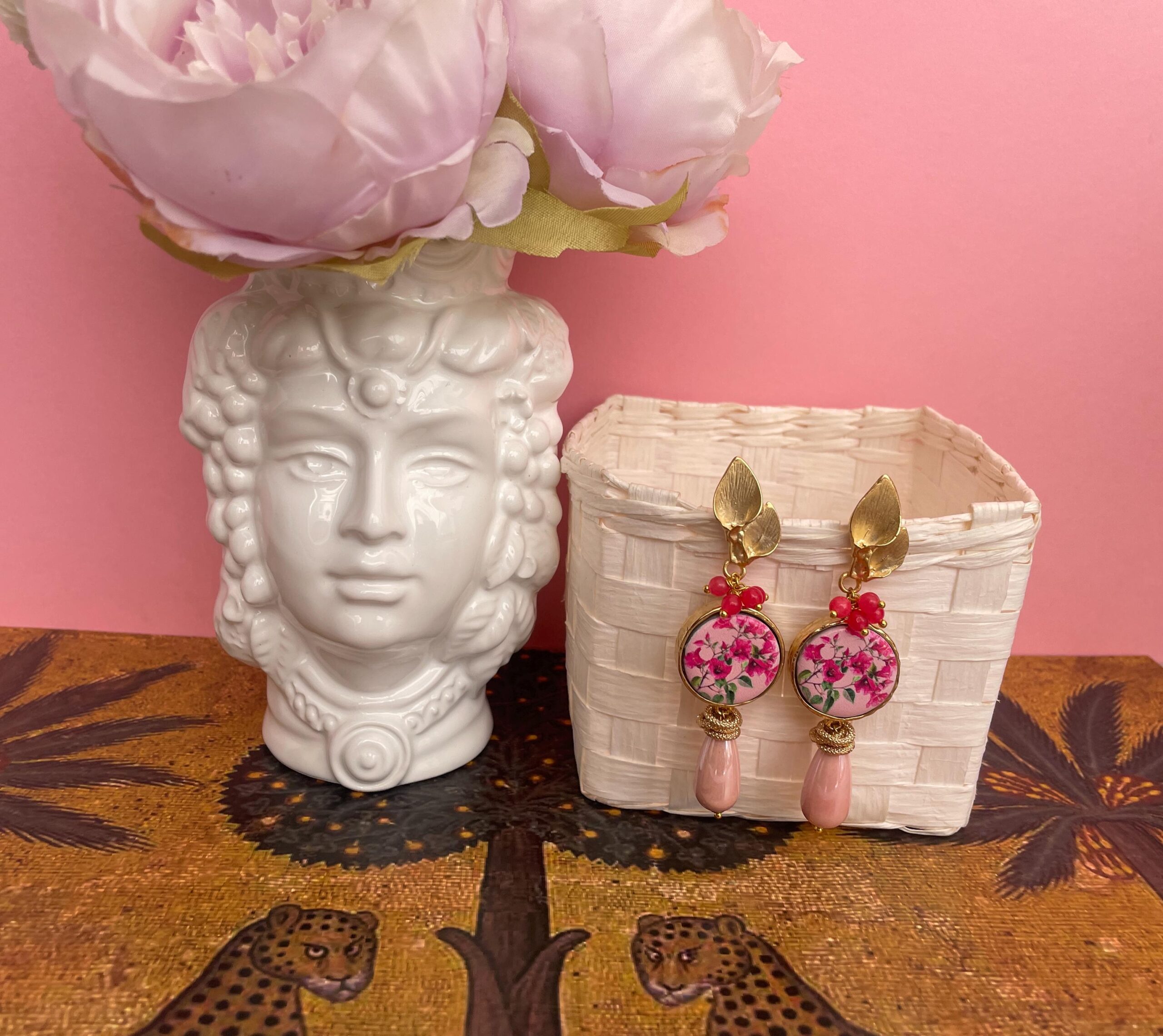 Orecchini siciliani con fiori di Bouganvillea,  orecchini con mattonelle Caltagirone, orecchini pendenti con perla rosa a goccia. Fiori di Sicilia