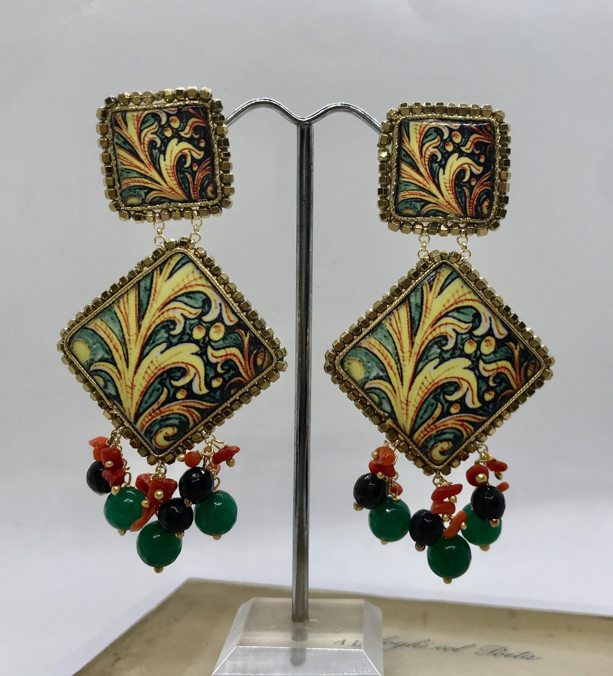 Orecchini siciliani con mattonelle di ceramica di Caltagirone e varie perle colorate Orecchini con Mattonelle Caltagirone