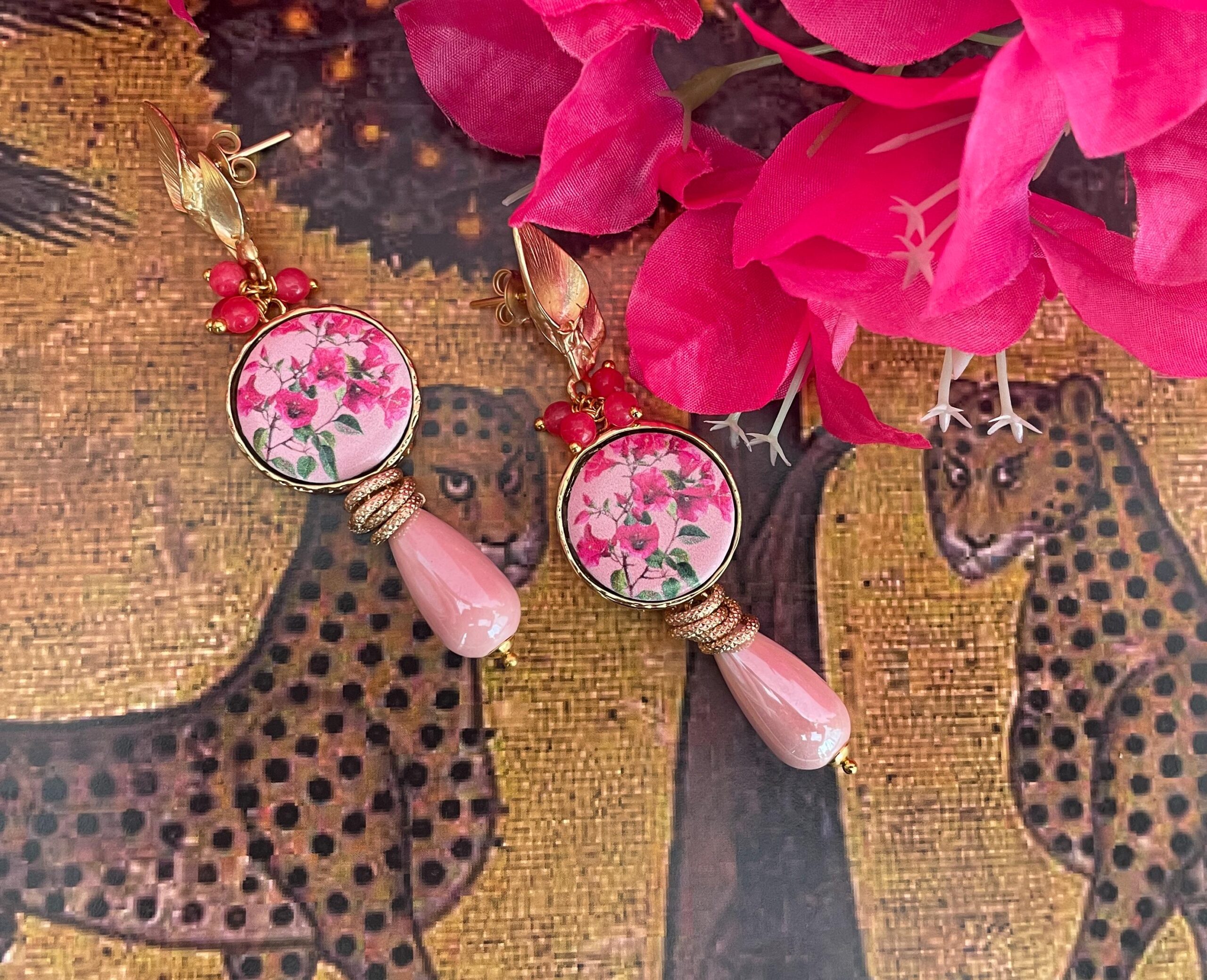 Orecchini siciliani con fiori di Bouganvillea,  orecchini con mattonelle Caltagirone, orecchini pendenti con perla rosa a goccia. Fiori di Sicilia