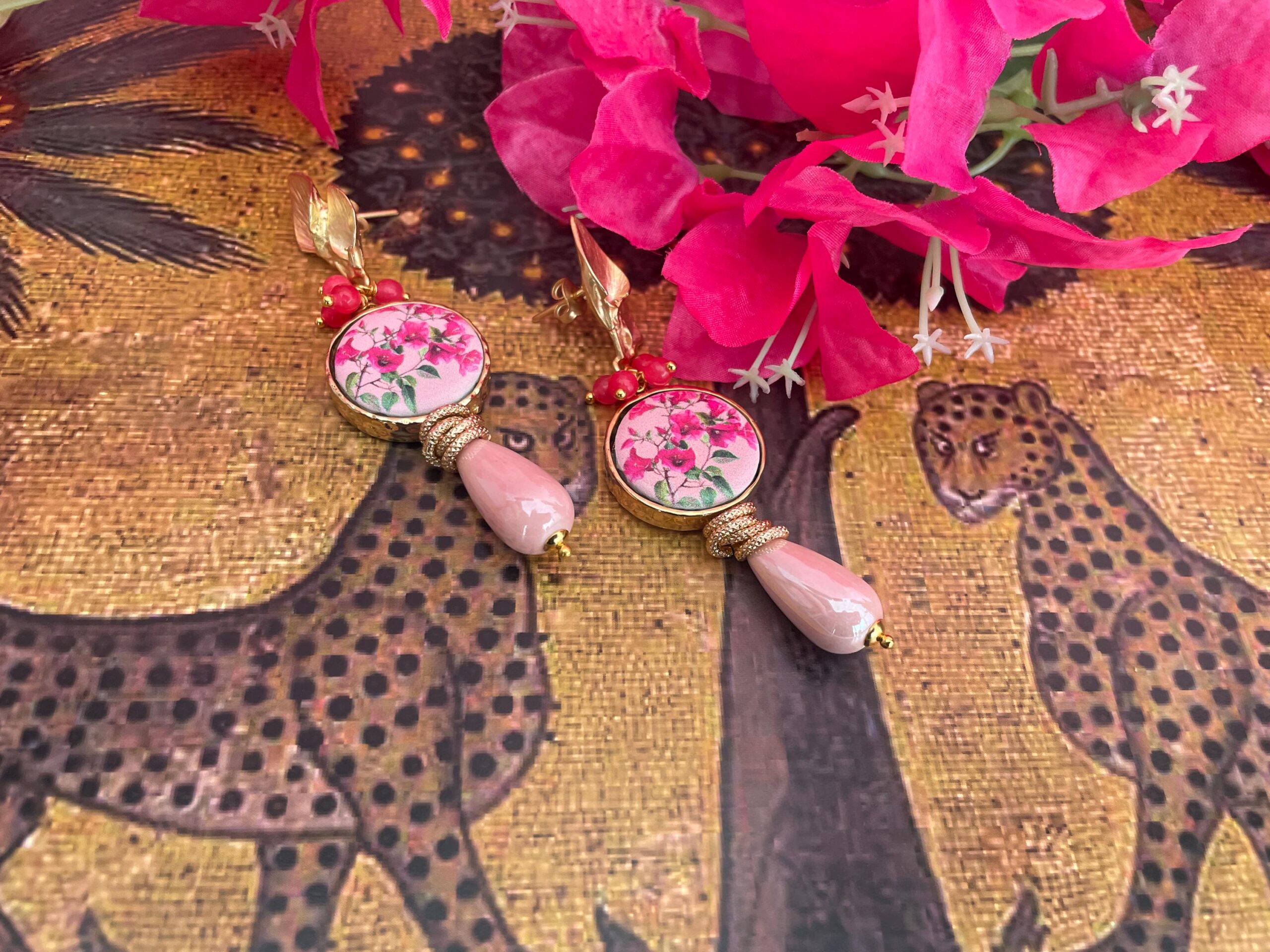 Orecchini siciliani con fiori di Bouganvillea,  orecchini con mattonelle Caltagirone, orecchini pendenti con perla rosa a goccia. Fiori di Sicilia