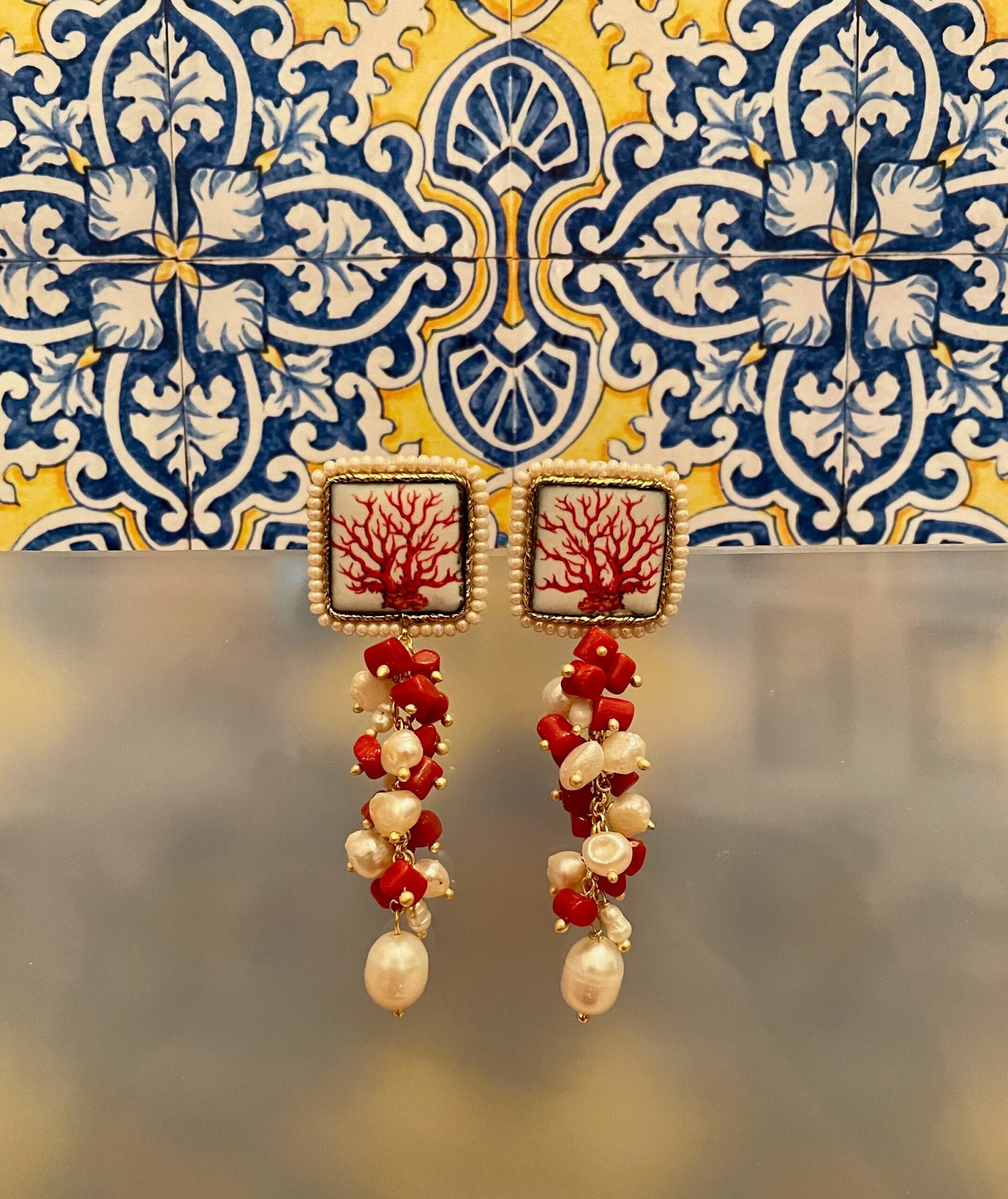 Orecchini pendenti, perno argento 925, mattonella ceramica di Caltagirone, grappolo di perle di fiume e coralli, regalo per lei Orecchini con Mattonelle Caltagirone