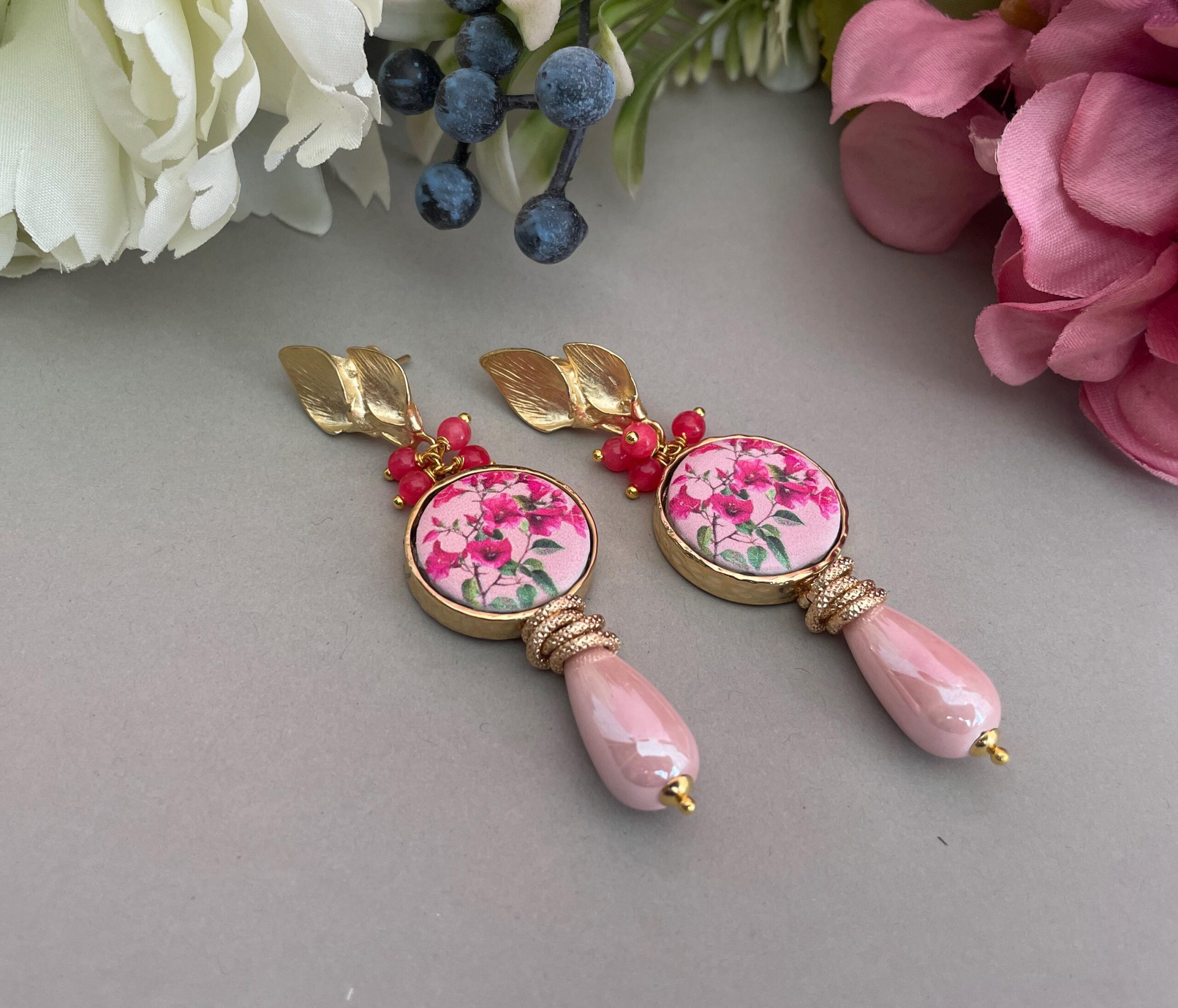 Orecchini siciliani con fiori di Bouganvillea,  orecchini con mattonelle Caltagirone, orecchini pendenti con perla rosa a goccia. Fiori di Sicilia