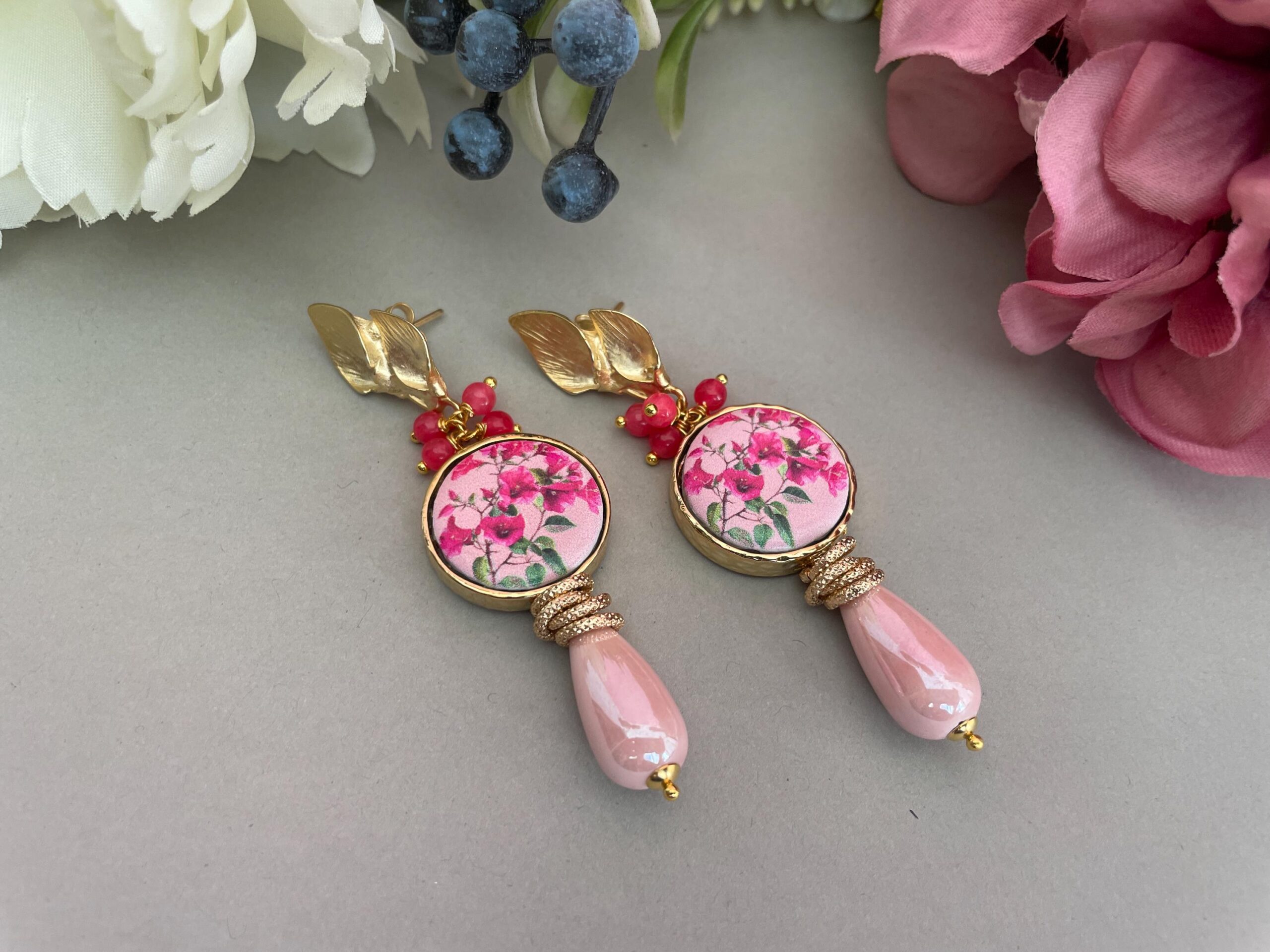 Orecchini siciliani con fiori di Bouganvillea,  orecchini con mattonelle Caltagirone, orecchini pendenti con perla rosa a goccia. Fiori di Sicilia