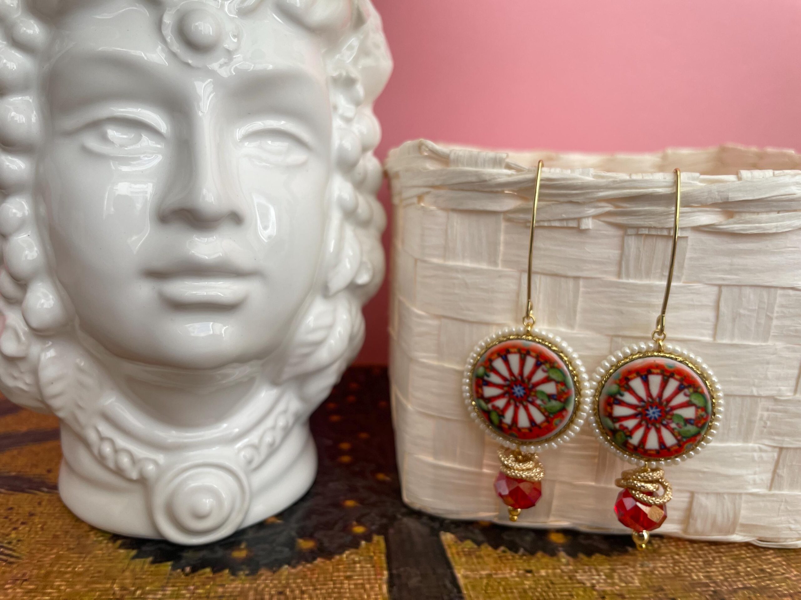 Orecchini pendenti con mattonella tonda, gancio ovale, mattonella ceramica di Caltagirone, orecchini design Ruota di Carretto. Folklore siciliano