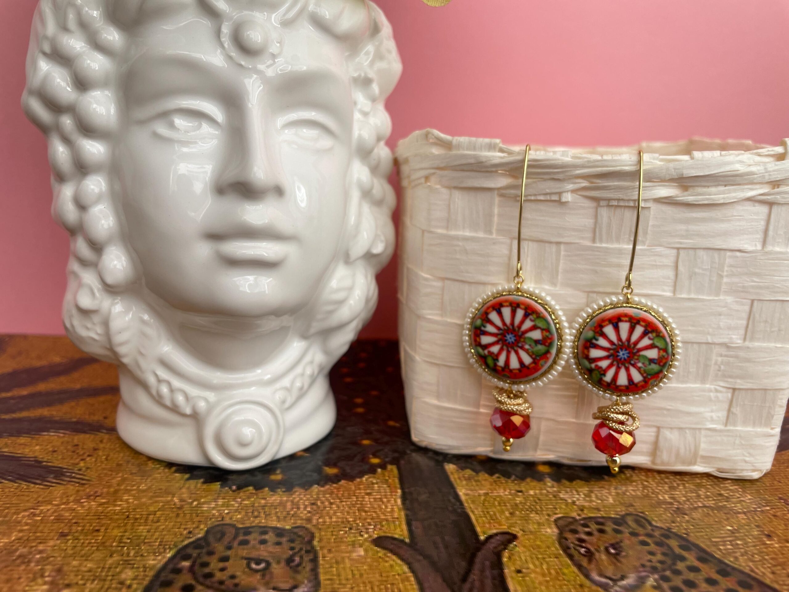 Orecchini pendenti con mattonella tonda, gancio ovale, mattonella ceramica di Caltagirone, orecchini design Ruota di Carretto. Folklore siciliano