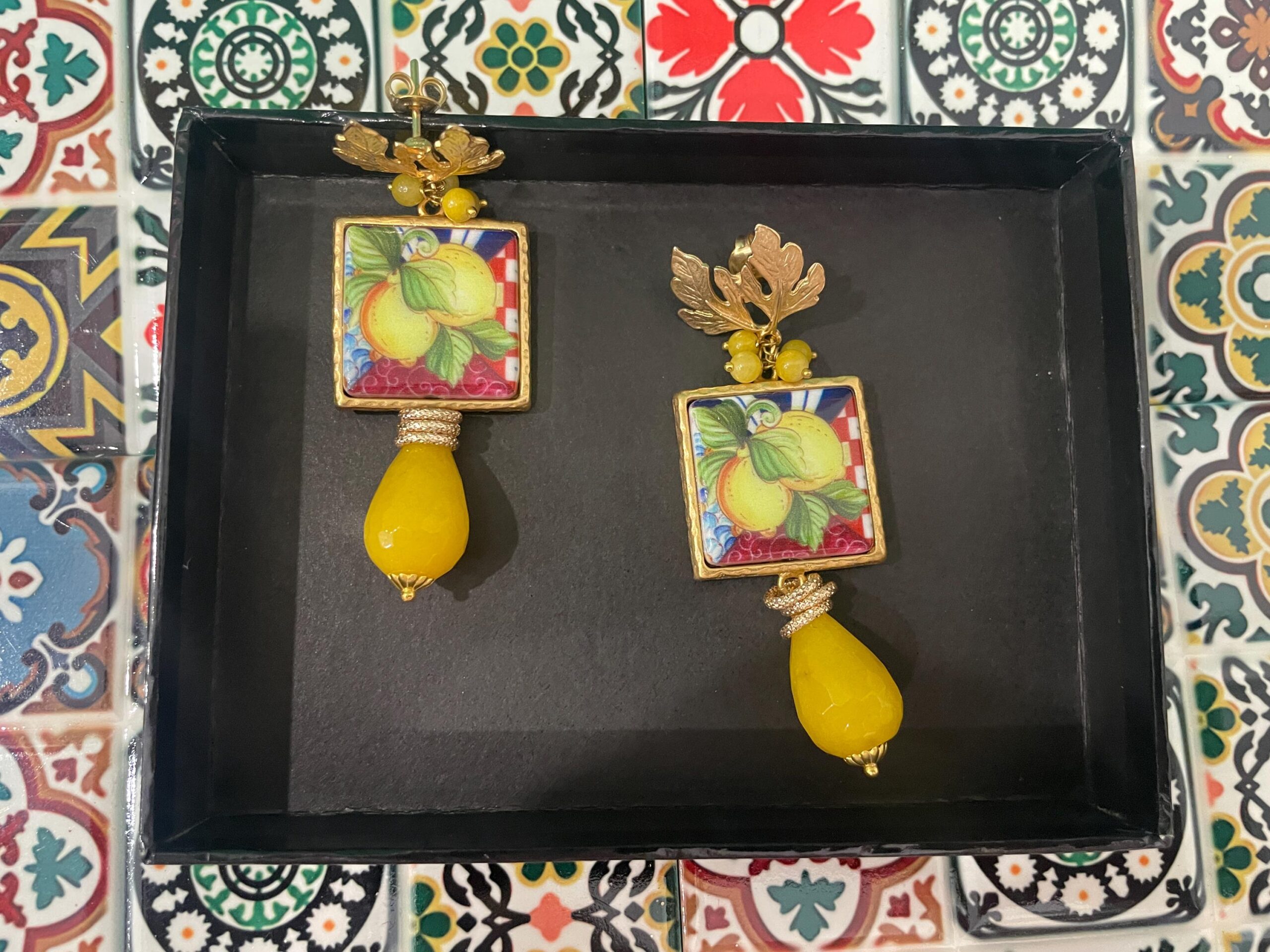 Orecchini con mattonelle Caltagirone, orecchini siciliani con Limoni, orecchini con Agata gialla. Limoni e Agrumi