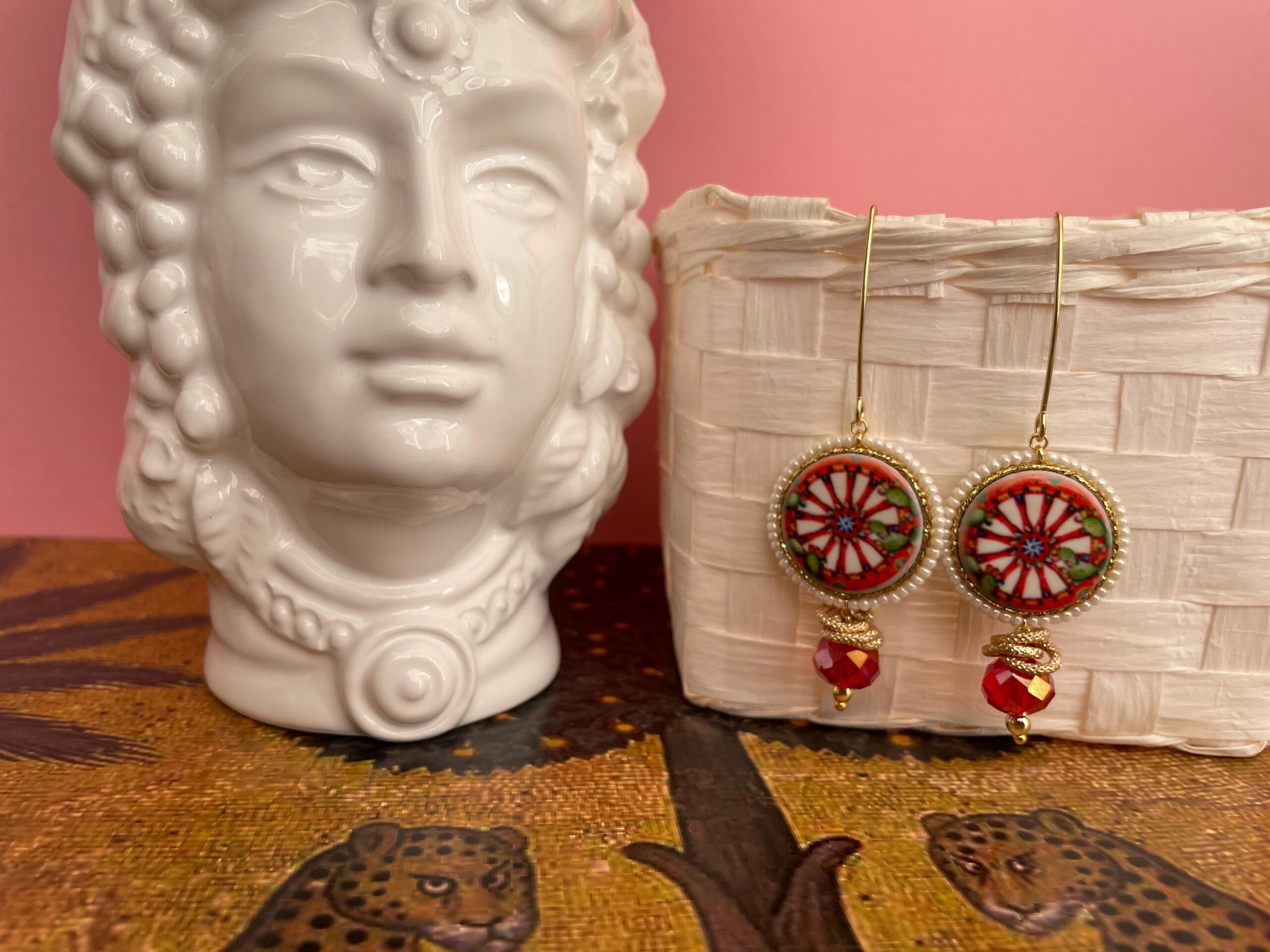 Orecchini pendenti con mattonella tonda, gancio ovale, mattonella ceramica di Caltagirone, orecchini design Ruota di Carretto. Folklore siciliano