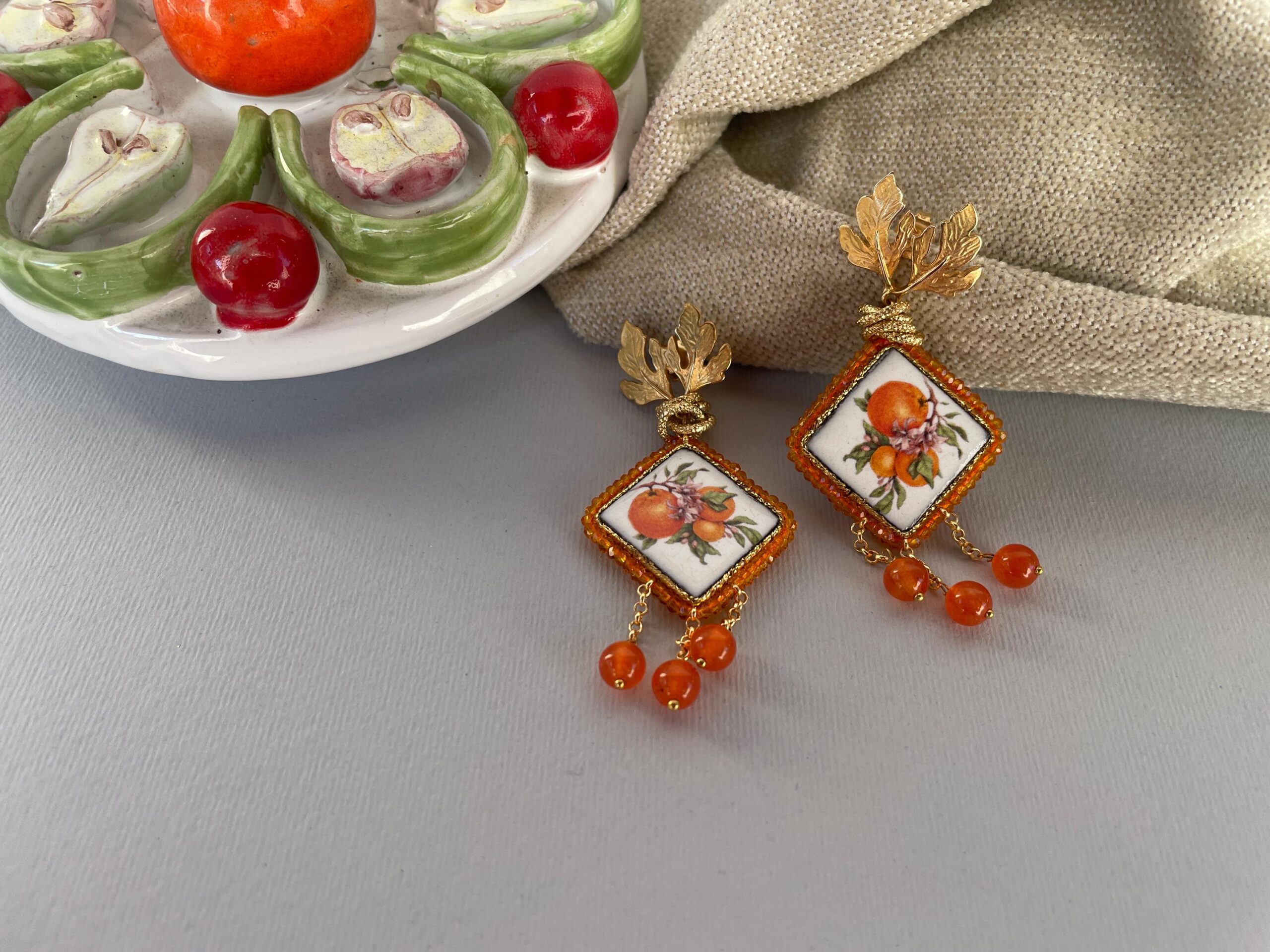 Orecchini siciliani, mattonella ceramica di Caltagirone, perno con fogliame, decoro Arance, cristalli e perle di Agata arancione. Limoni e Agrumi