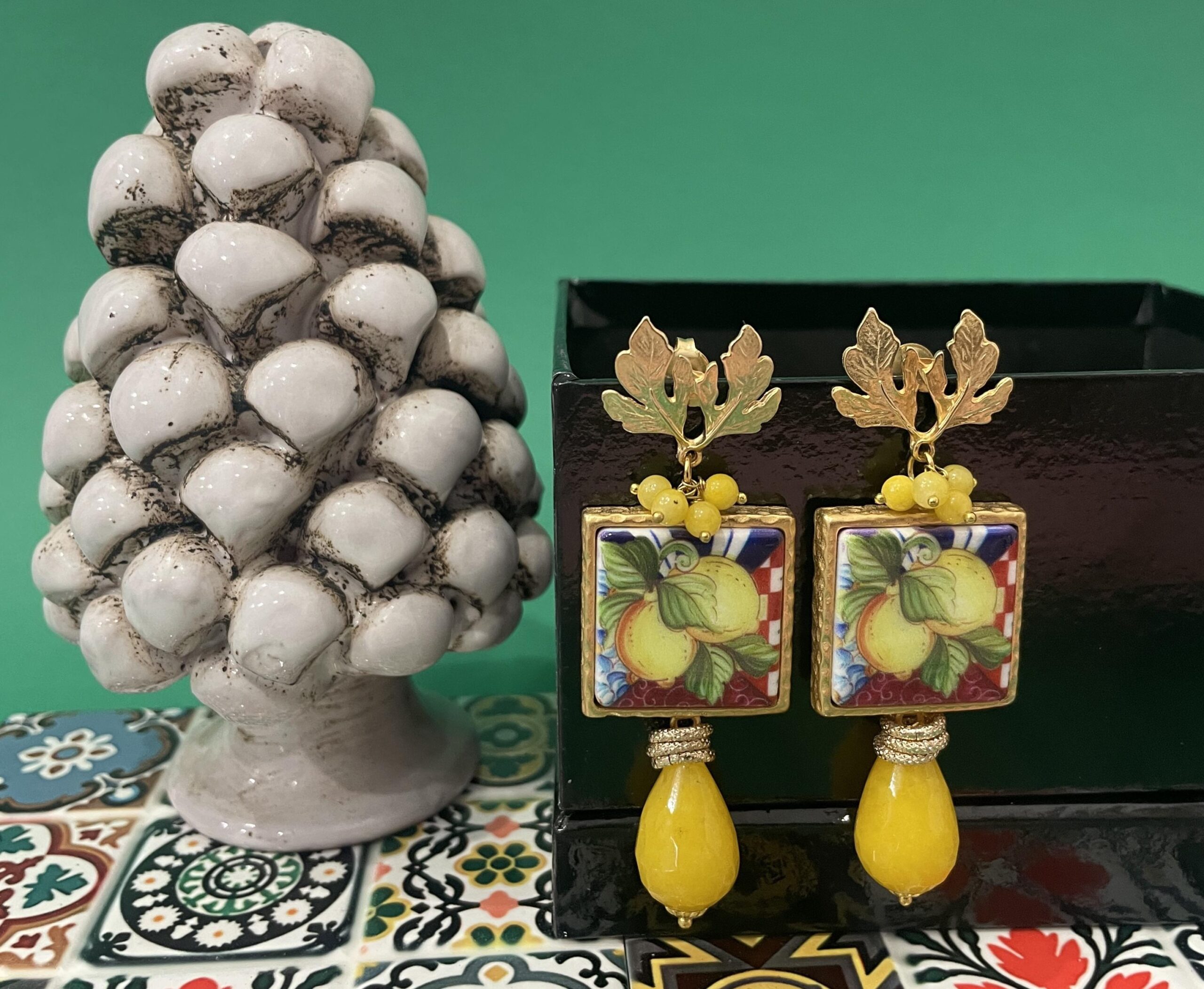 Orecchini con mattonelle Caltagirone, orecchini siciliani con Limoni, orecchini con Agata gialla. Limoni e Agrumi