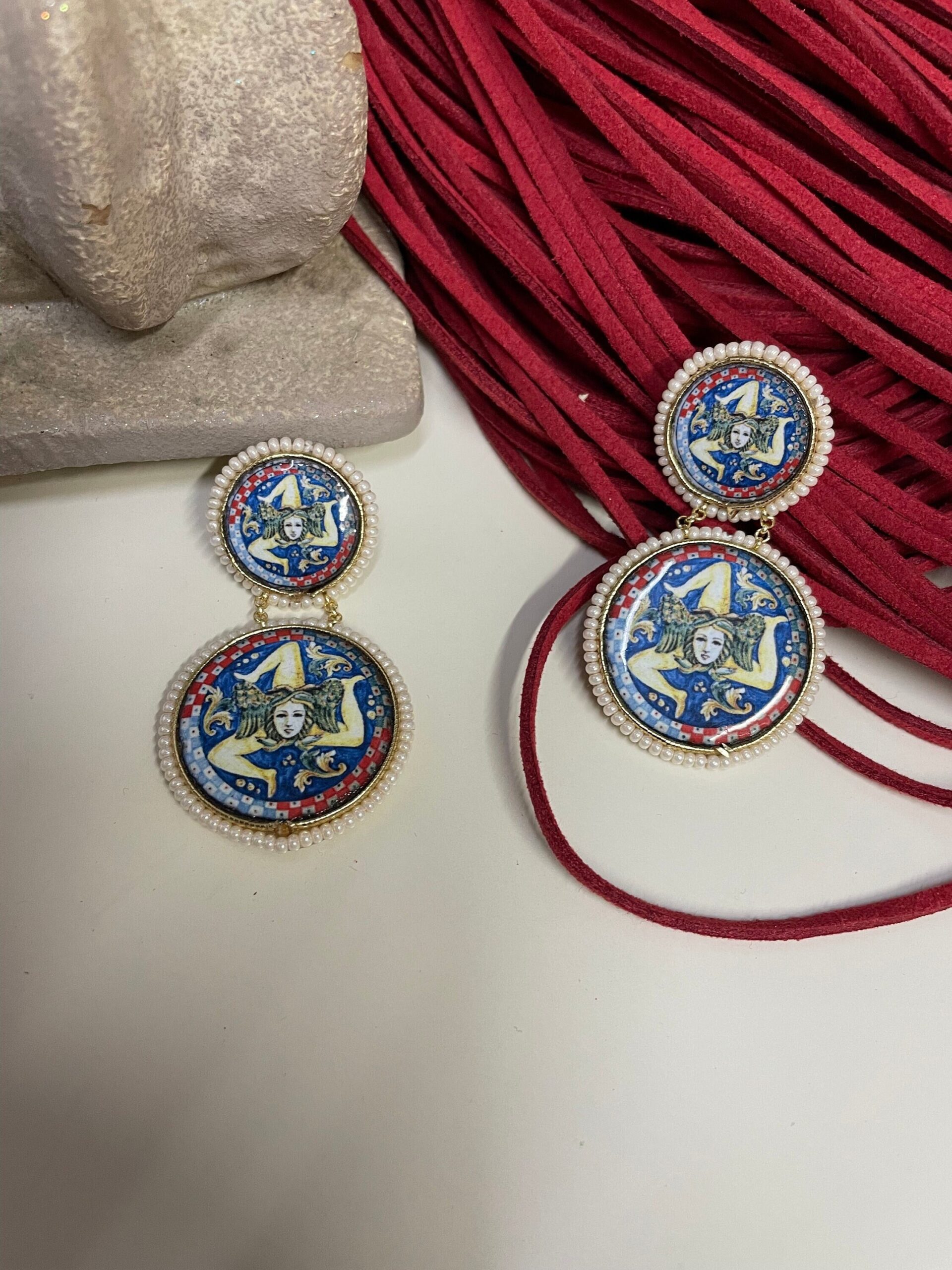 Orecchini siciliani con mattonelle di ceramica di Caltagirone raffiguranti la Trinacria. Folklore siciliano