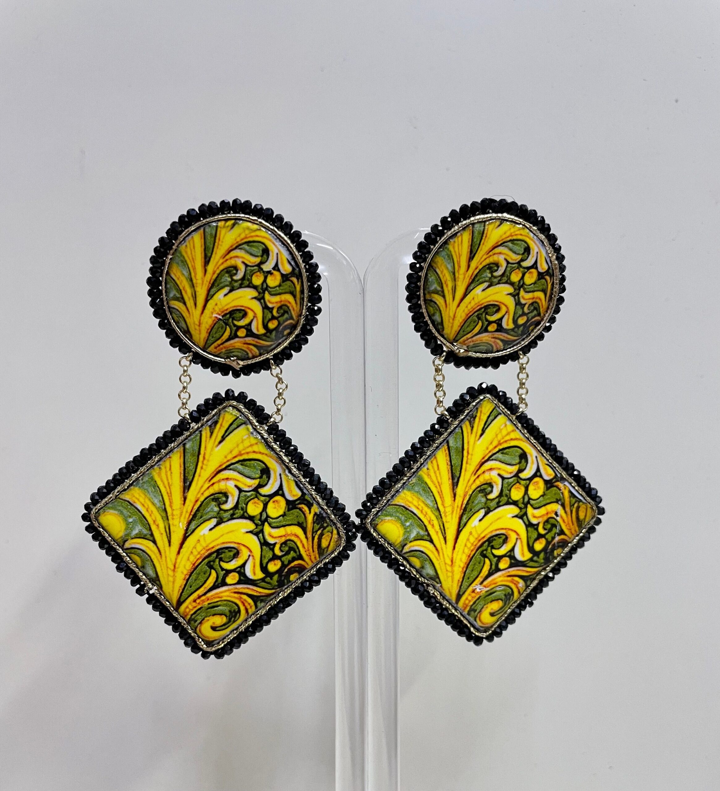 Orecchini siciliani con mattonelle di ceramica di Caltagirone con decoro floreale, giallo e verde. Orecchini con Mattonelle Caltagirone