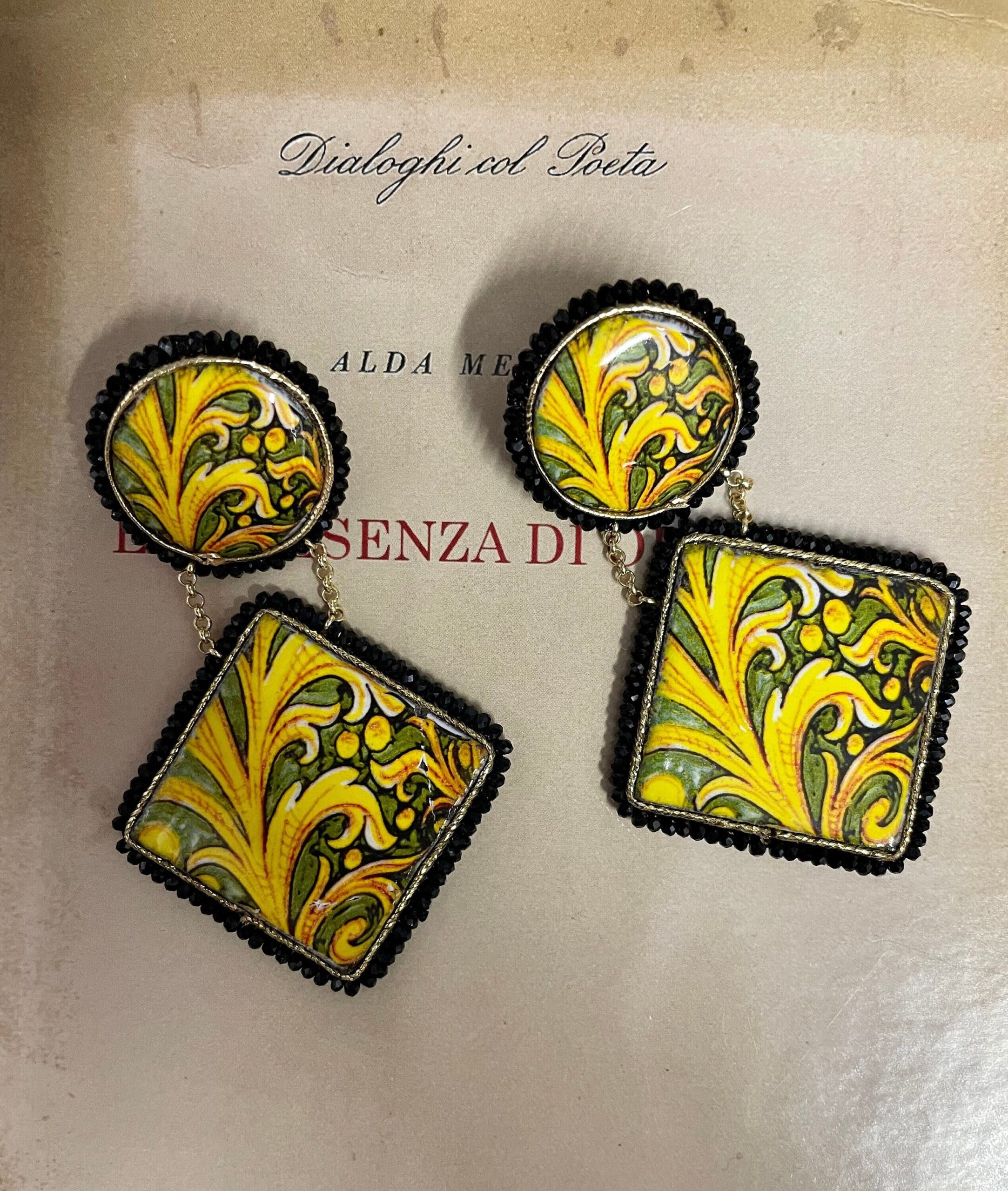 Orecchini siciliani con mattonelle di ceramica di Caltagirone con decoro floreale, giallo e verde. Orecchini con Mattonelle Caltagirone