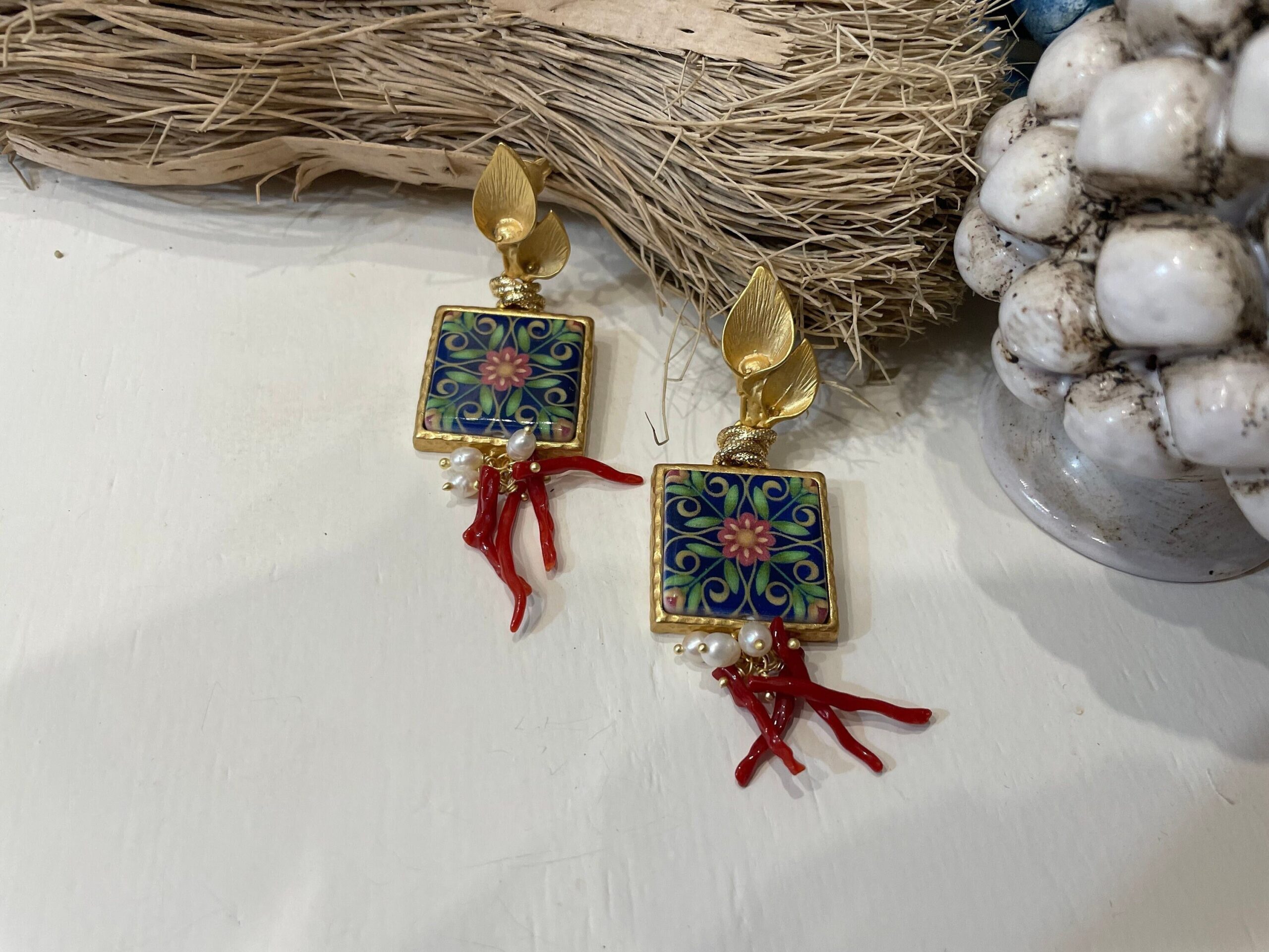 Orecchini siciliani, orecchini mattonella ceramica con decoro floreale, orecchini rami di corallo e perle di fiume, orecchini maxi Orecchini con Mattonelle Caltagirone