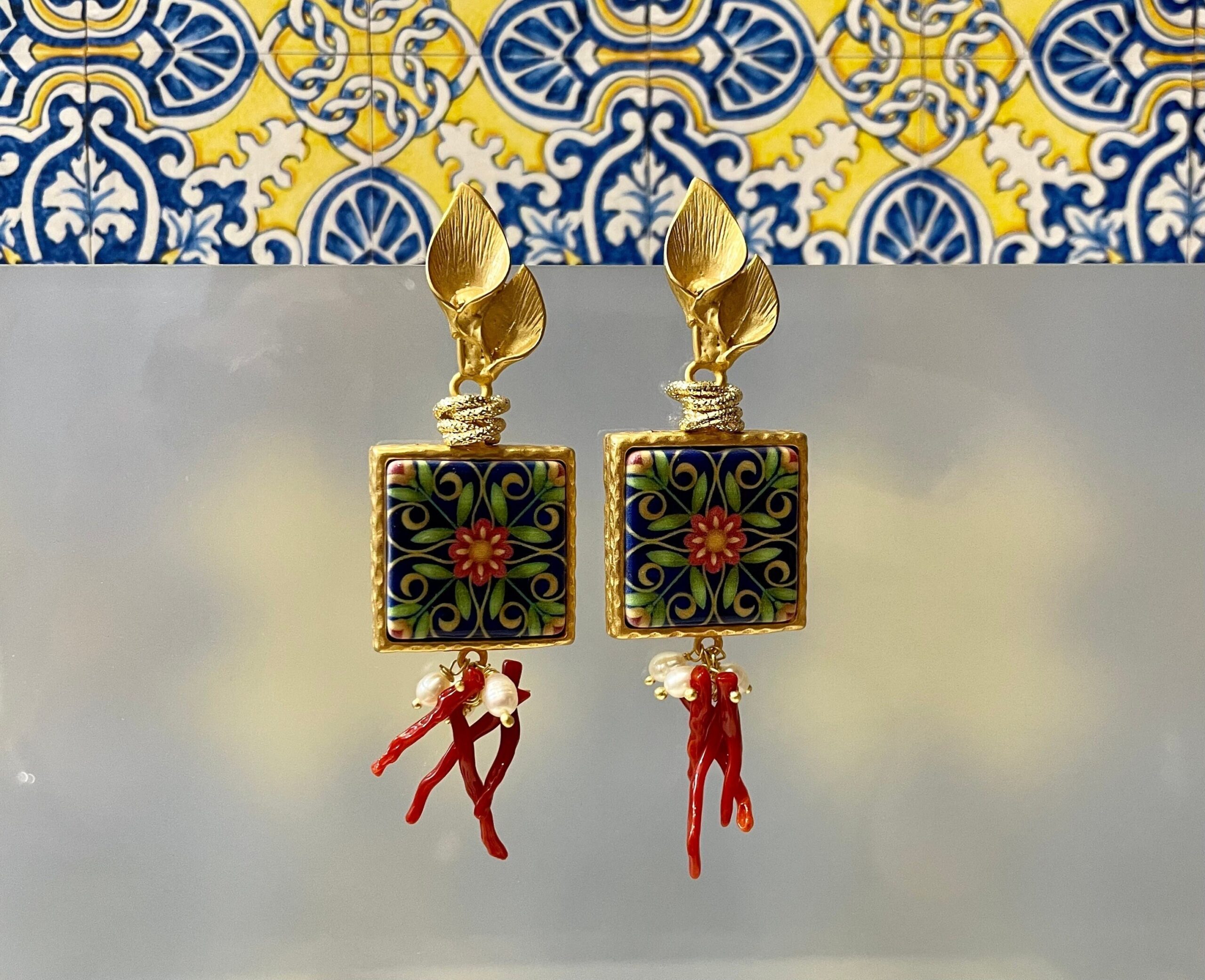 Orecchini siciliani, orecchini mattonella ceramica con decoro floreale, orecchini rami di corallo e perle di fiume, orecchini maxi Orecchini con Mattonelle Caltagirone