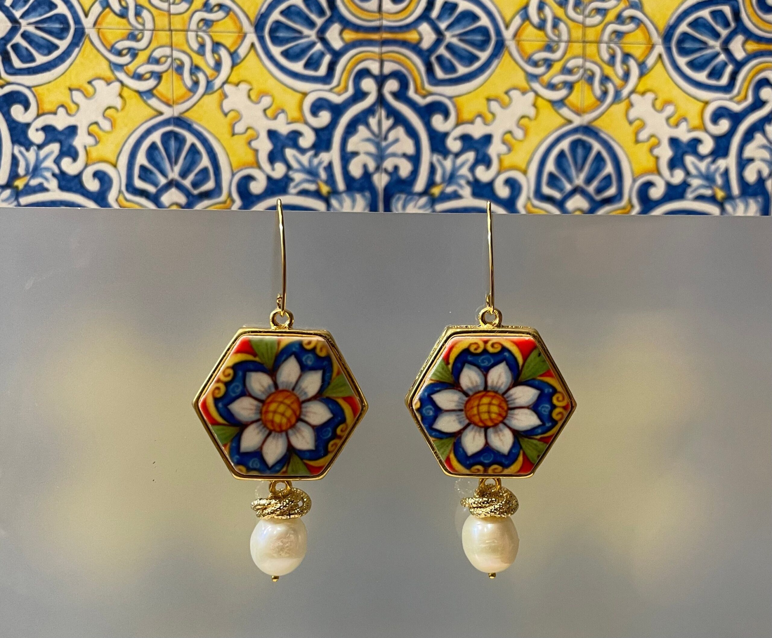 Orecchini siciliani, gancio ovale, mattonella ceramica di Caltagirone con fiore bianco e perla barocca Orecchini con Mattonelle Caltagirone