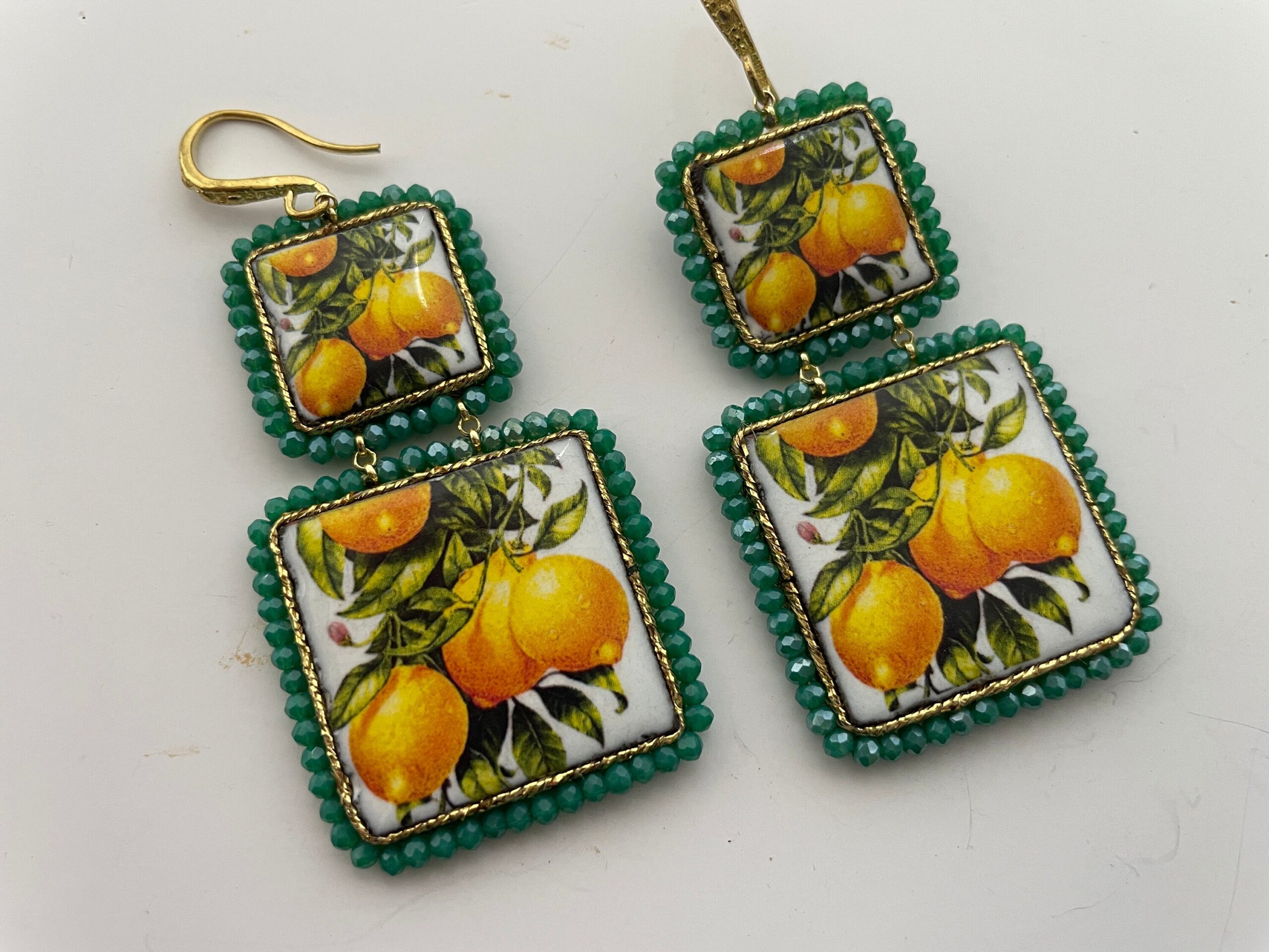 Orecchini siciliani, orecchini Caltagirone, orecchini con limoni, maiolica siciliana, orecchini pendenti, orecchini gialli e verdi Limoni e Agrumi
