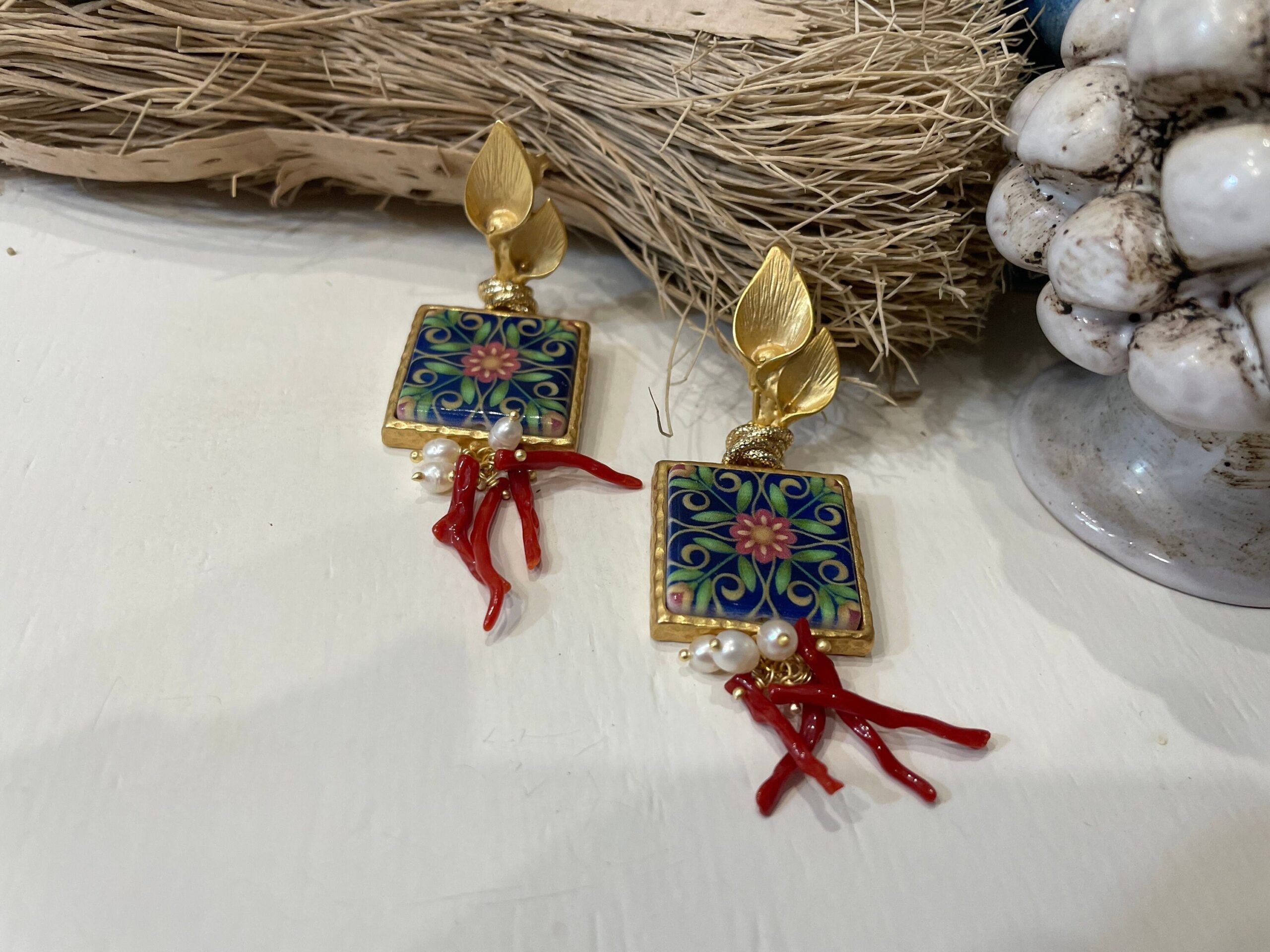 Orecchini siciliani, orecchini mattonella ceramica con decoro floreale, orecchini rami di corallo e perle di fiume, orecchini maxi Orecchini con Mattonelle Caltagirone