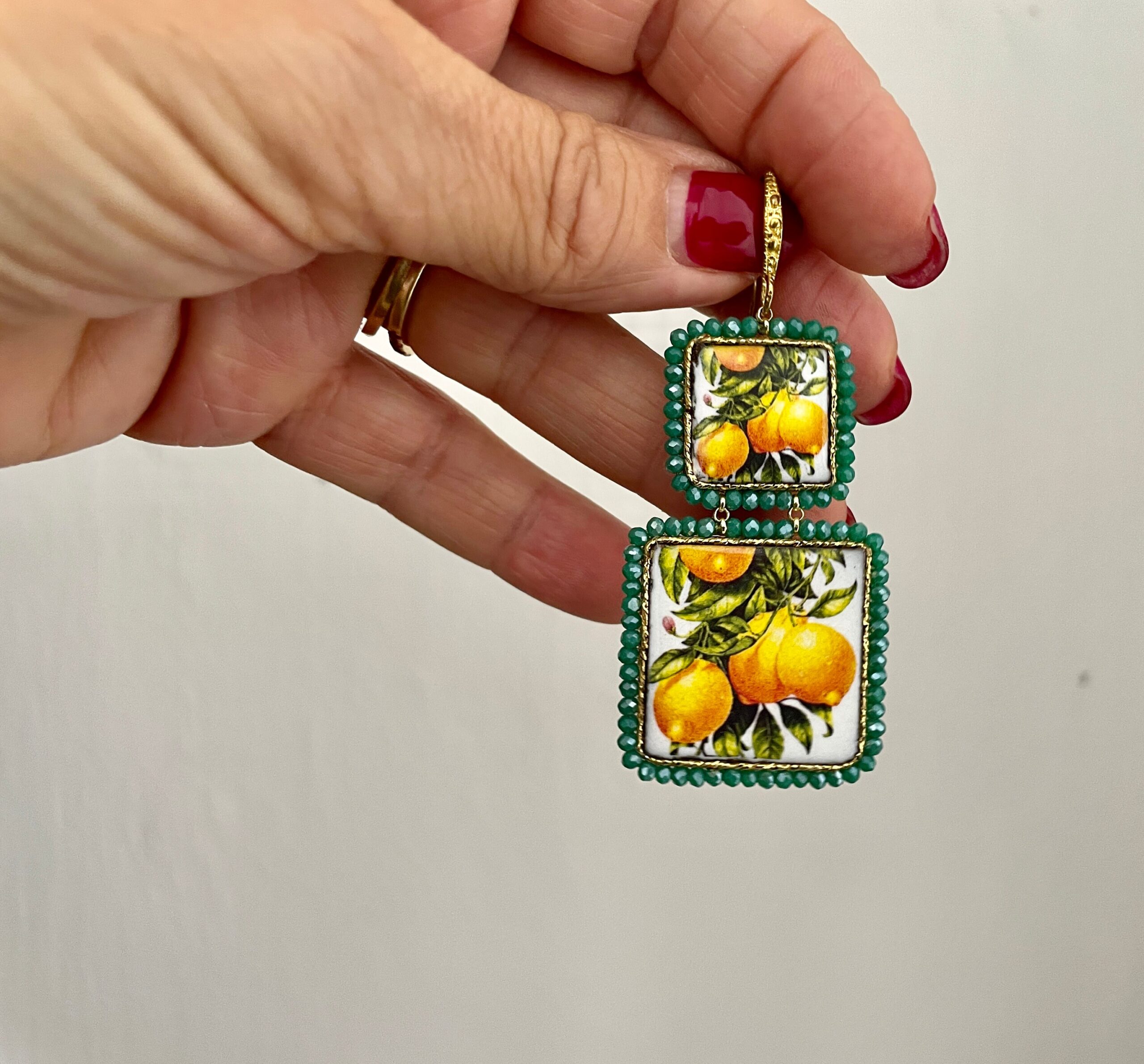 Orecchini siciliani, orecchini Caltagirone, orecchini con limoni, maiolica siciliana, orecchini pendenti, orecchini gialli e verdi Limoni e Agrumi