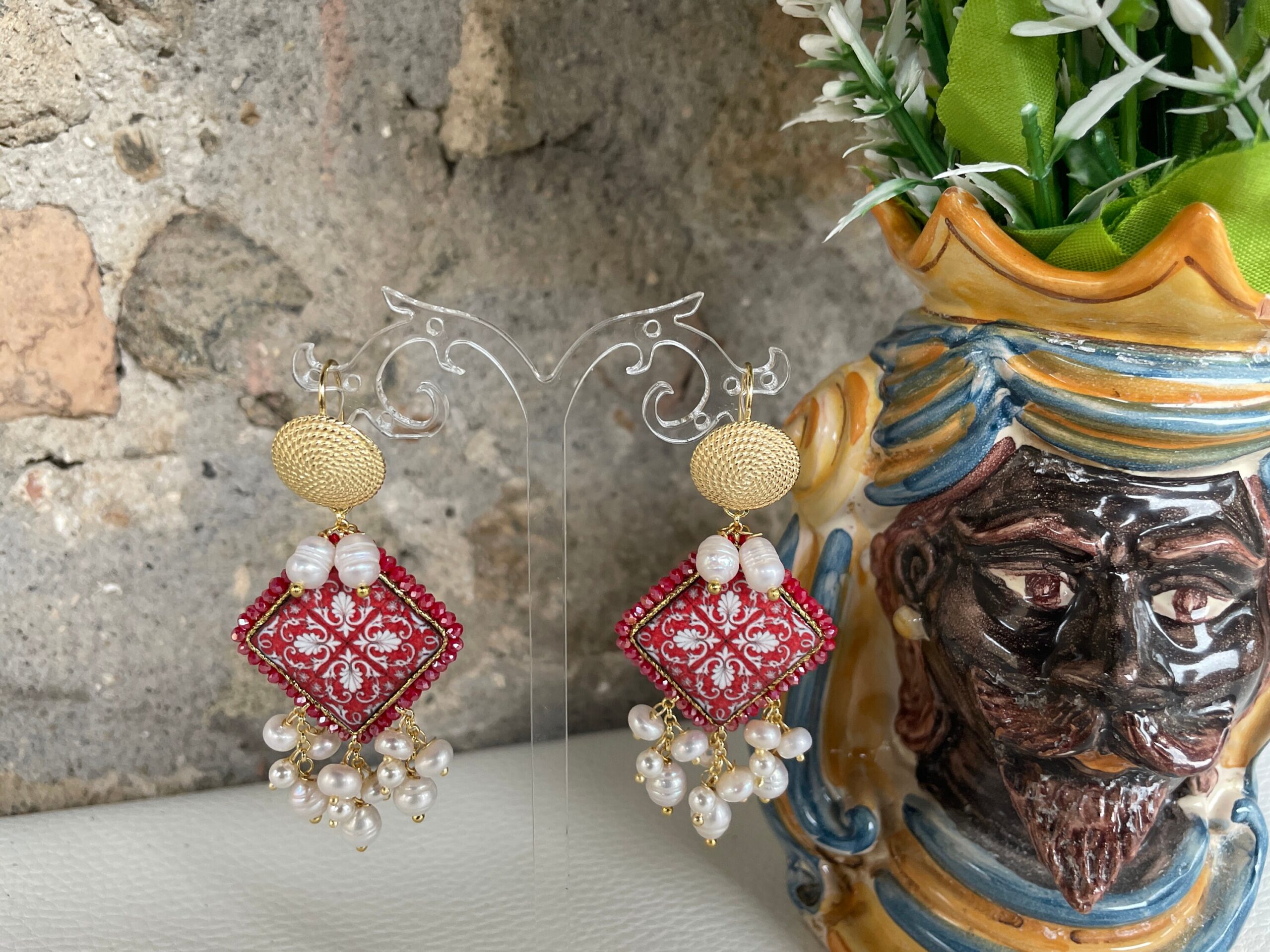 Orecchini siciliani, gancio in argento 925, mattonella ceramica Caltagirone, orecchini maiolica, grappoli di perle di fiume. Orecchini con Mattonelle Caltagirone