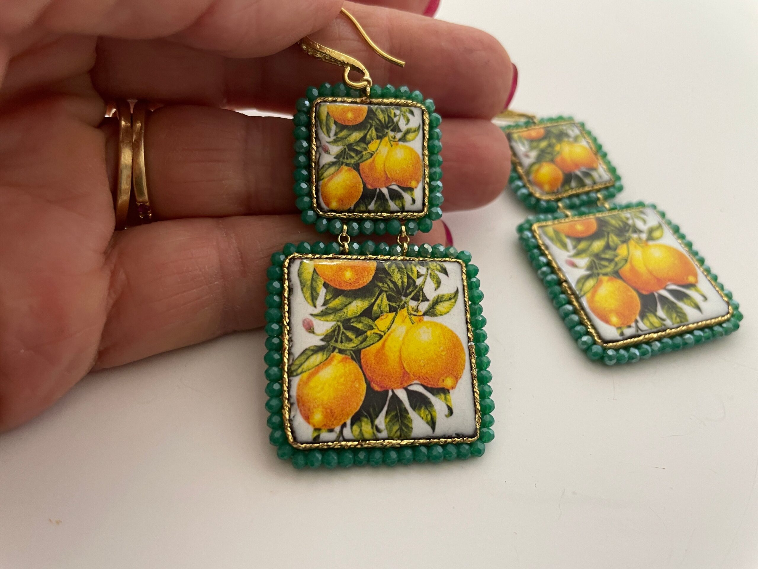 Orecchini siciliani, orecchini Caltagirone, orecchini con limoni, maiolica siciliana, orecchini pendenti, orecchini gialli e verdi Limoni e Agrumi
