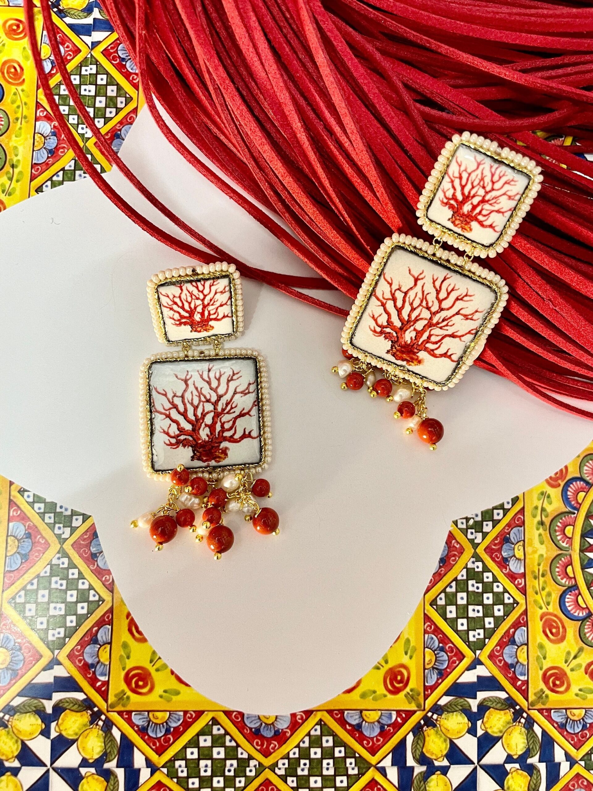 Orecchini siciliani, doppia mattonella ceramica di caltagirone, grappoli corallo e perle di fiume Orecchini con Mattonelle Caltagirone