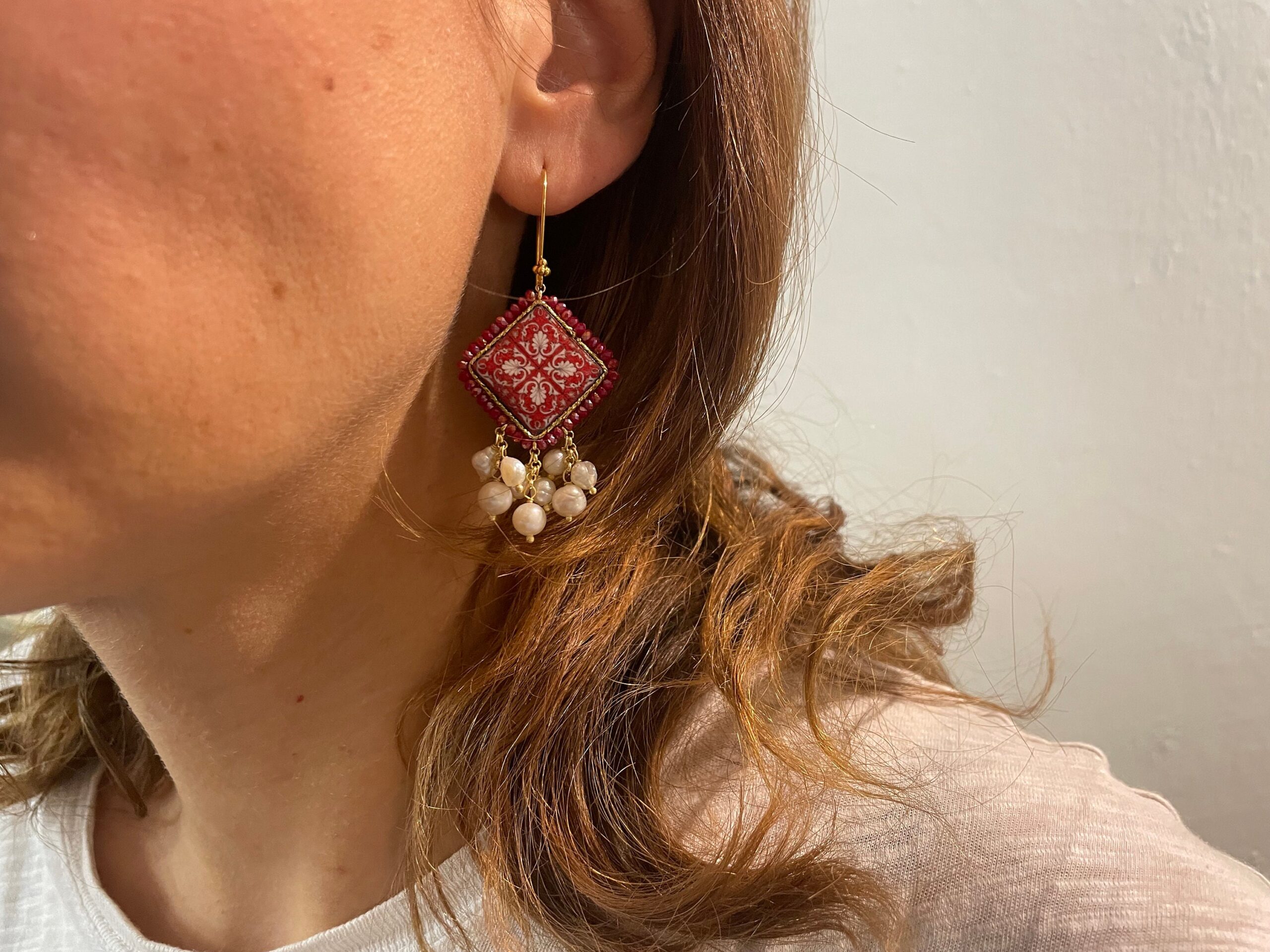 Orecchini  mattonelle, Argento 925, orecchini maiolica, orecchini perle di fiume, orecchini ceramica di Caltagirone, orecchini a grappolo Orecchini con Mattonelle Caltagirone