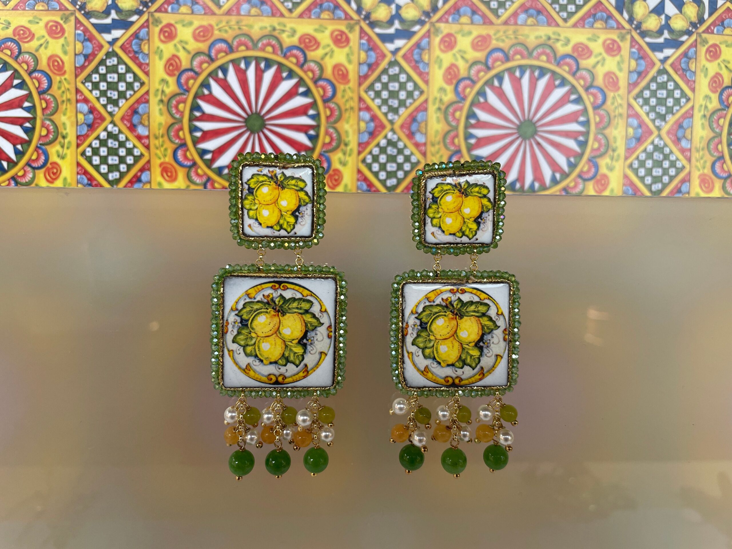 Orecchini siciliani, orecchini con mattonelle di ceramica di Caltagirone, orecchini limoni, argento 925, grappolo pietre dure miste Limoni e Agrumi
