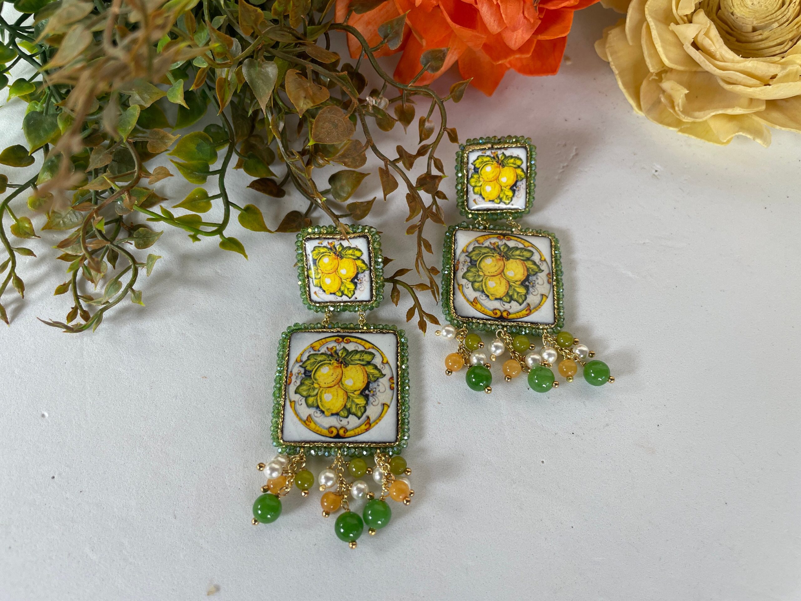 Orecchini siciliani, orecchini con mattonelle di ceramica di Caltagirone, orecchini limoni, argento 925, grappolo pietre dure miste Limoni e Agrumi