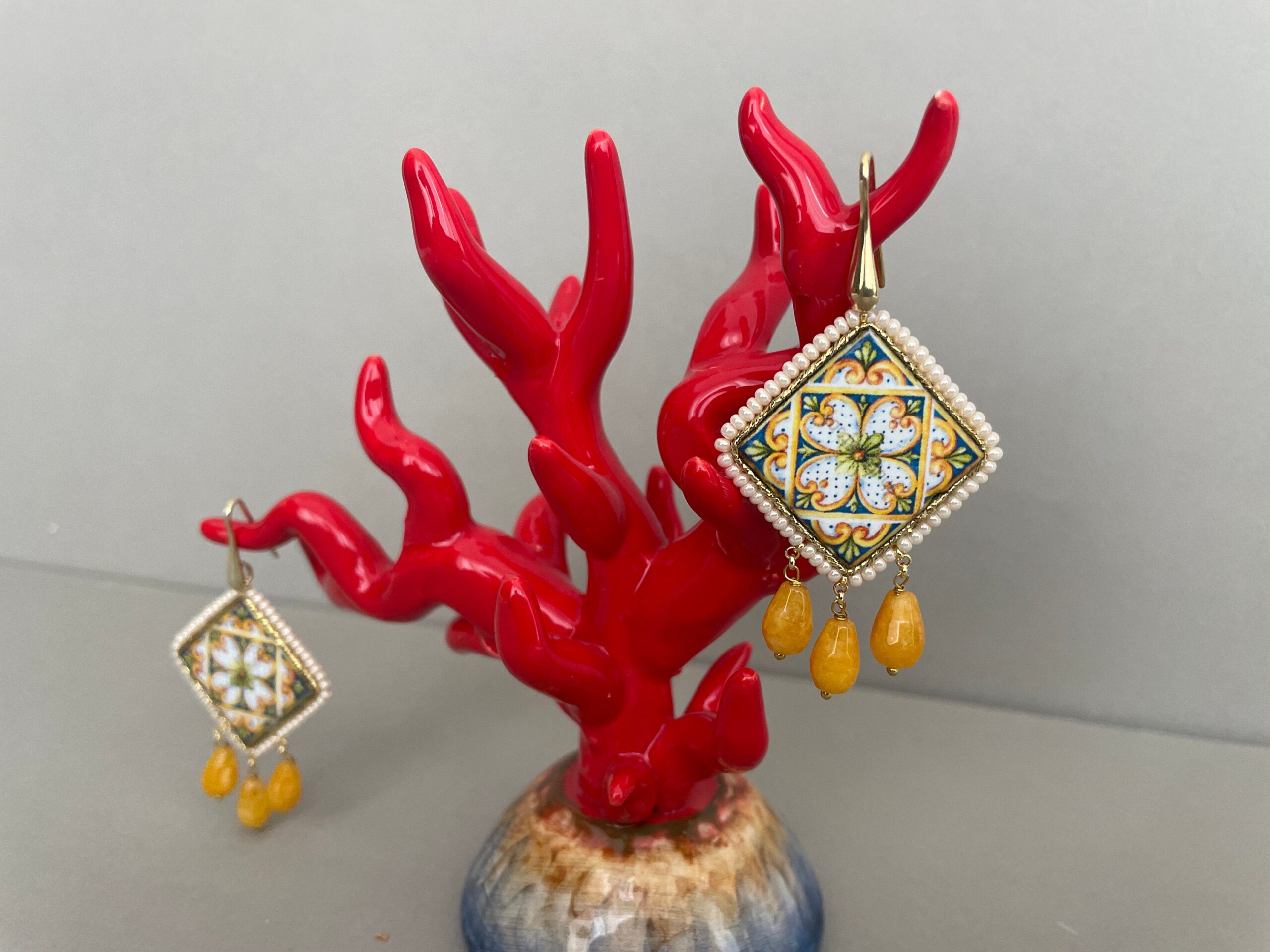 Orecchini argento 925, mattonella ceramica di Caltagirone, agata gialla, orecchini maiolica siciliana, design geometrico. Orecchini con Mattonelle Caltagirone