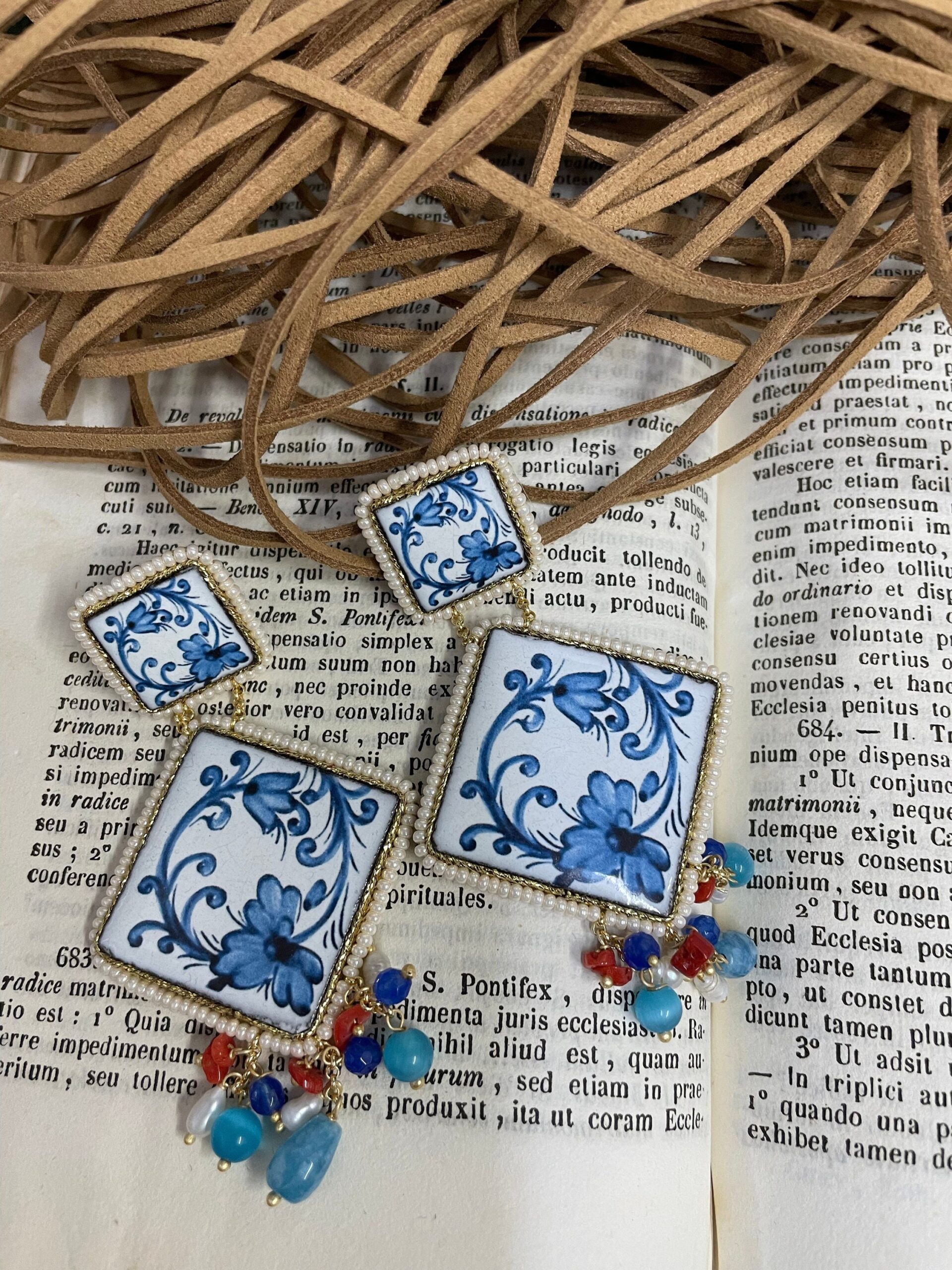 Orecchini siciliani con mattonelle di ceramica di caltagirone e varie perle colorate Orecchini con Mattonelle Caltagirone