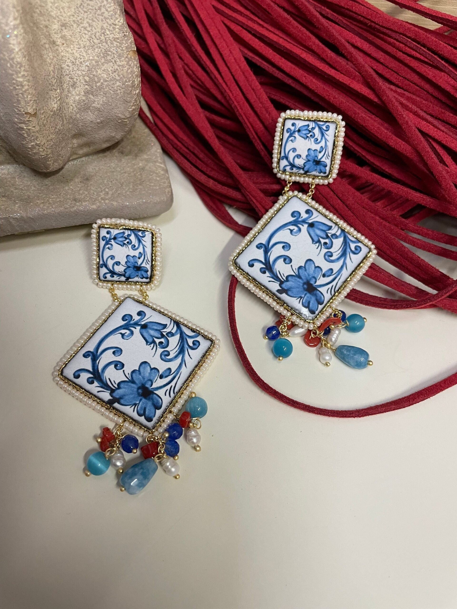 Orecchini siciliani con mattonelle di ceramica di caltagirone e varie perle colorate Orecchini con Mattonelle Caltagirone