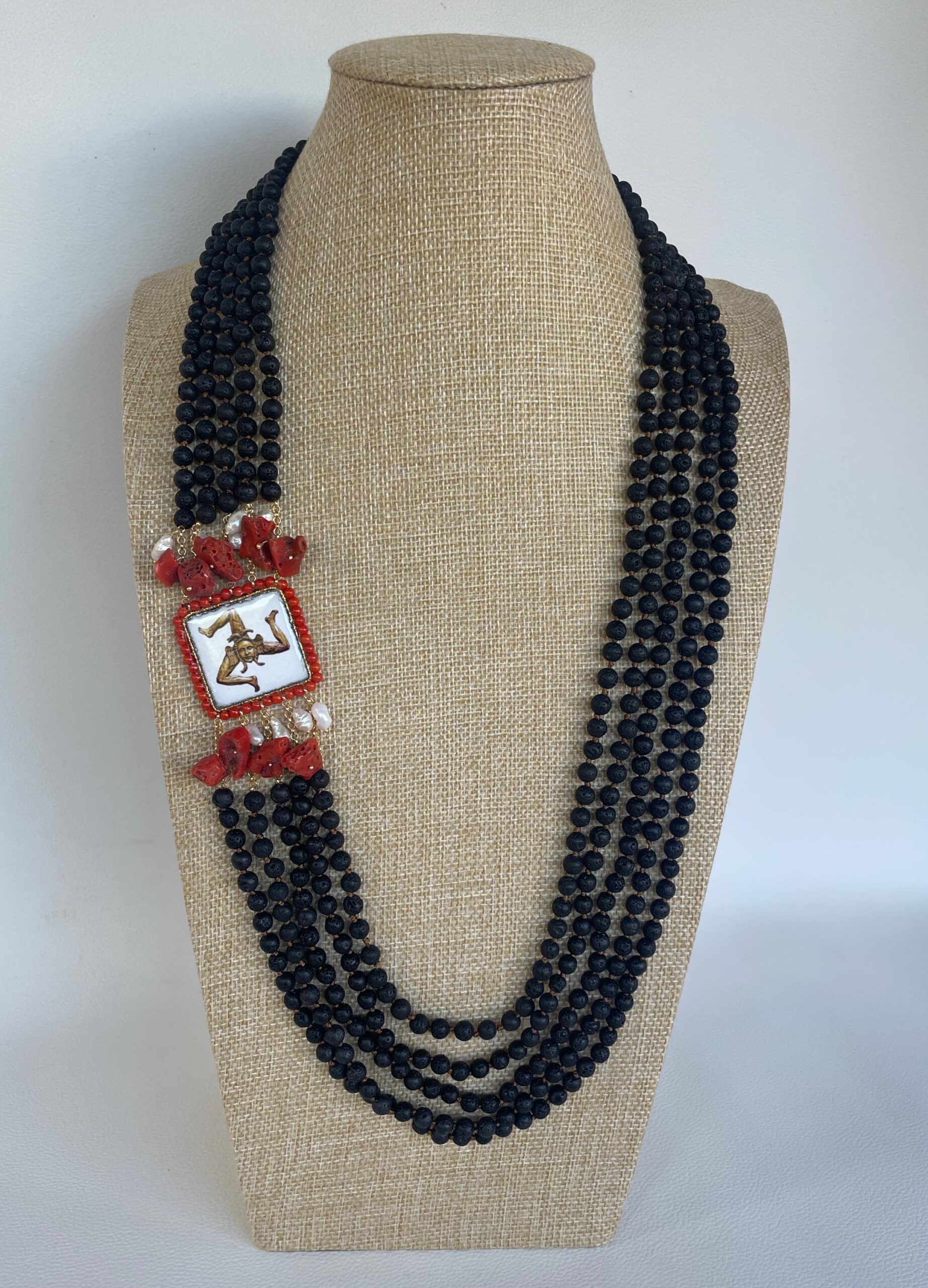 Collana siciliana multifilo, 5 fili di pietra lavica, collana annodata a mano, mattonella Caltagirone raffigurante Trinacria. Collane con Mattonelle Caltagirone
